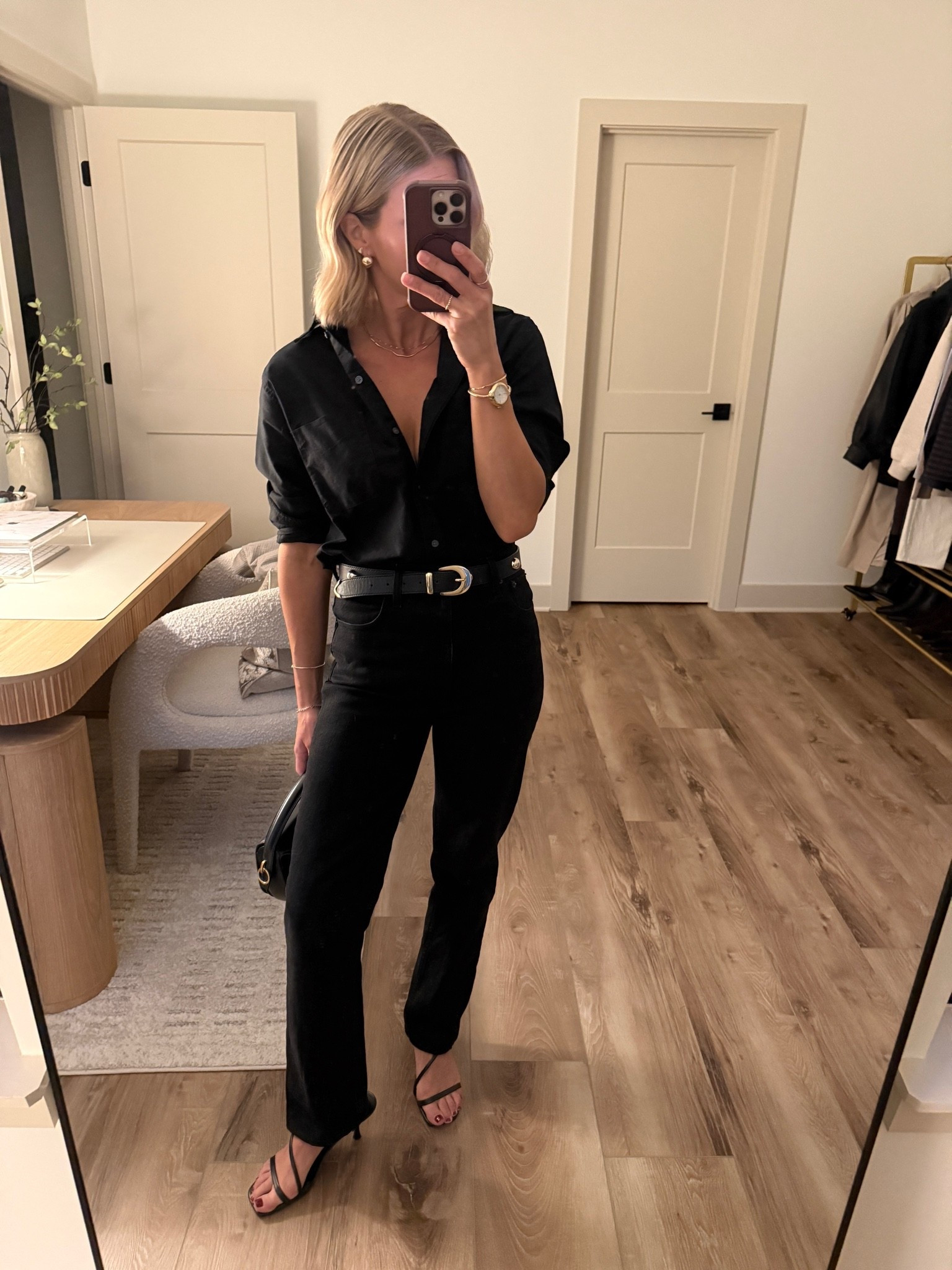 Wearing 6 button-up shirt, 26/reg jeans, small belt, heels tts