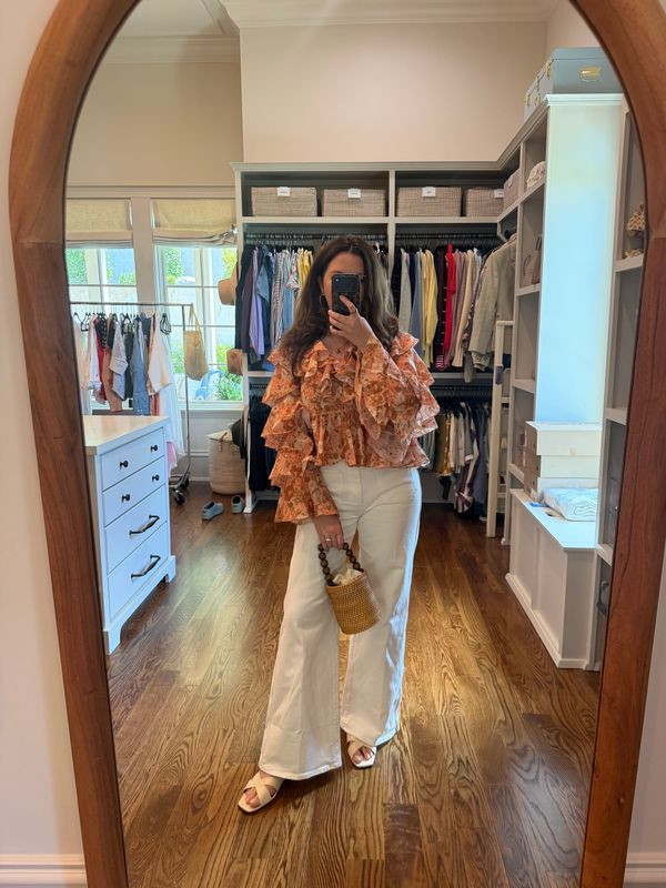 Lunch outfit details! 

lunch l outfit l top l jeans l summer 

 