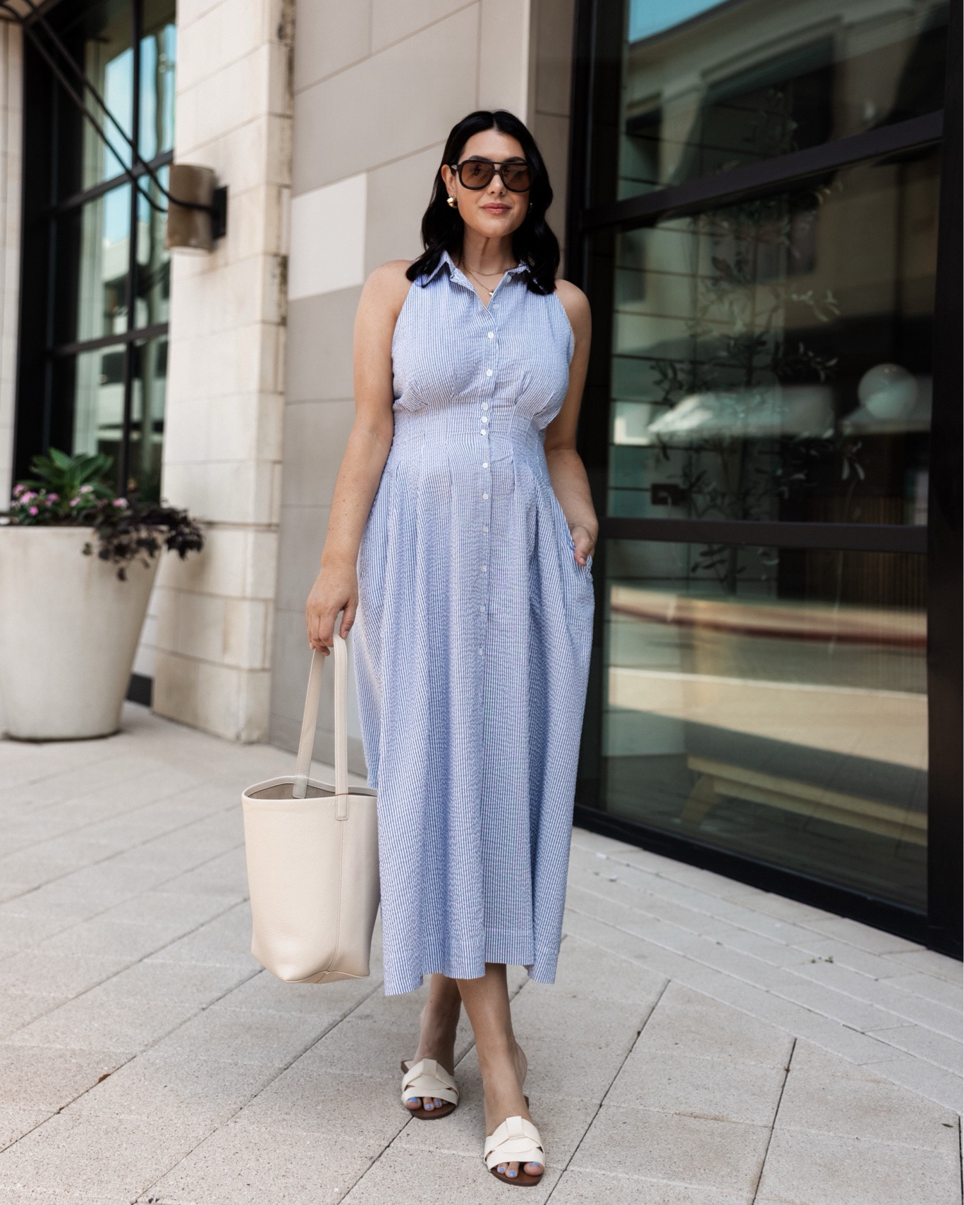 If you’re looking for a perfect for everything summer dress, this is your sign! This one from @Anthropologie and it’s lightweight, tailored fit but incredibly comfortable. I’m in the large, perfect fit for bigger chests!
