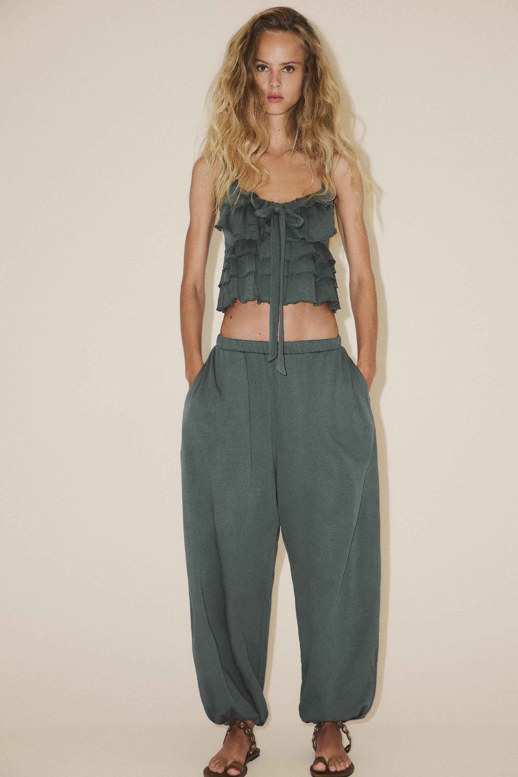 PLUSH BALLOON PANTS$ 39.90 Green BrownGreen | 4174/806/933Add to cartAddPants made in 100% cotton... | Zara US