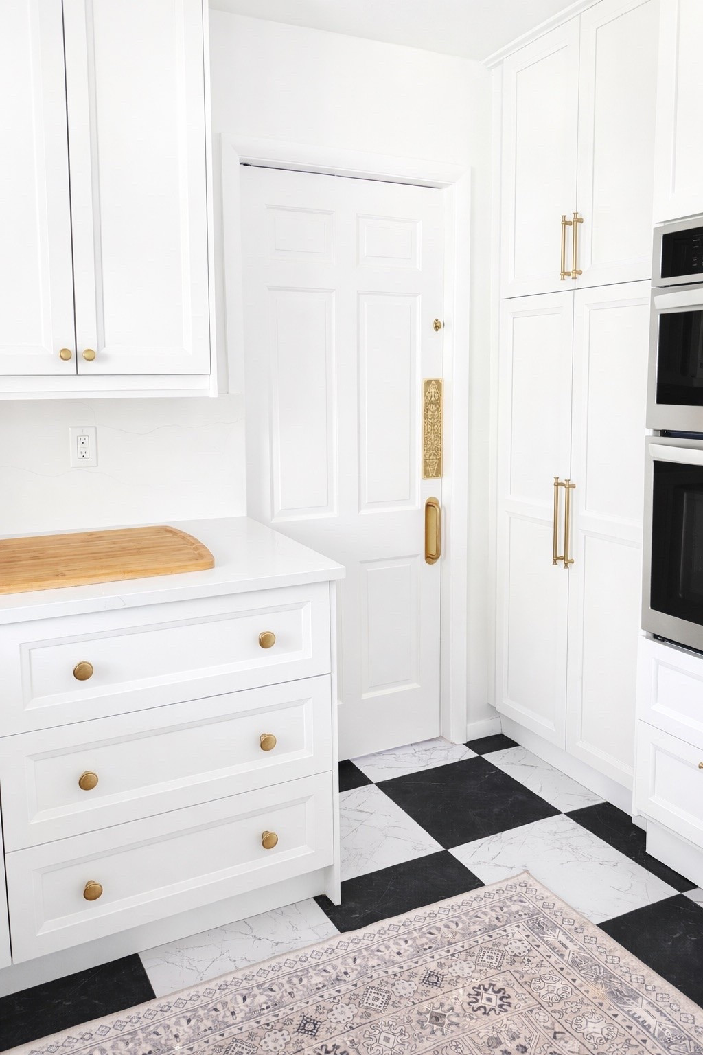 Kitchen winks for kitchen corners 🖤 I'm obsessed with this hardware 🖤

#LTKHome #LTKmomlife #LTKdayinmylife