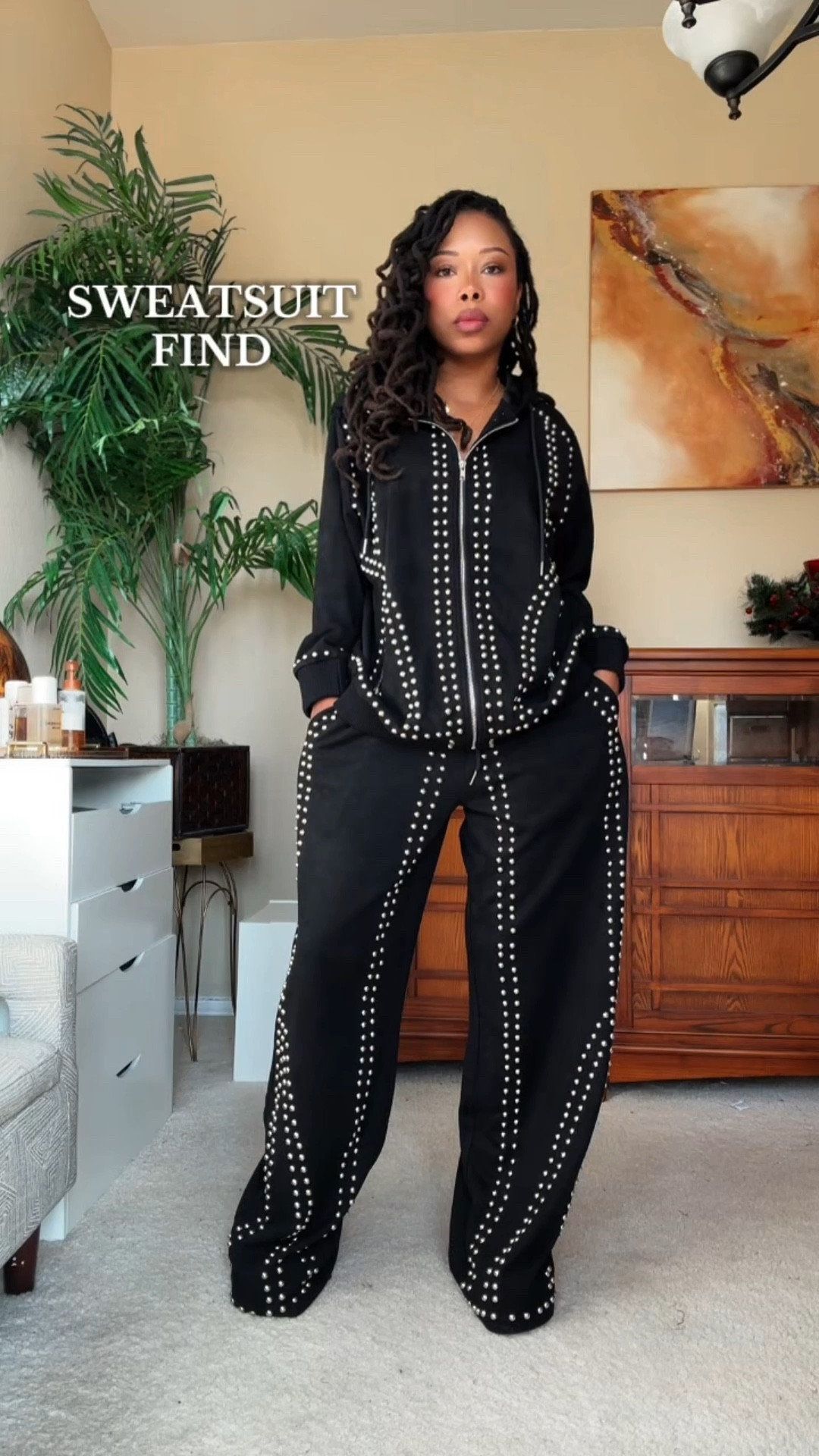 This is the Ashley studded sweatsuit from Akira and I looove it!😍 Come through Akira 🔥. 