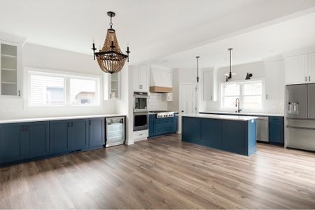 Are you team neutral or colored kitchen cabinets? 👇 Our clients at the #uptonupdate love to entertain, so creating a warm and inviting kitchen and bar space for them to enjoy was a must. Can we talk about that counter space? The gorgeous navy paint color added a much-needed pop of color! 💙 #almahomes 