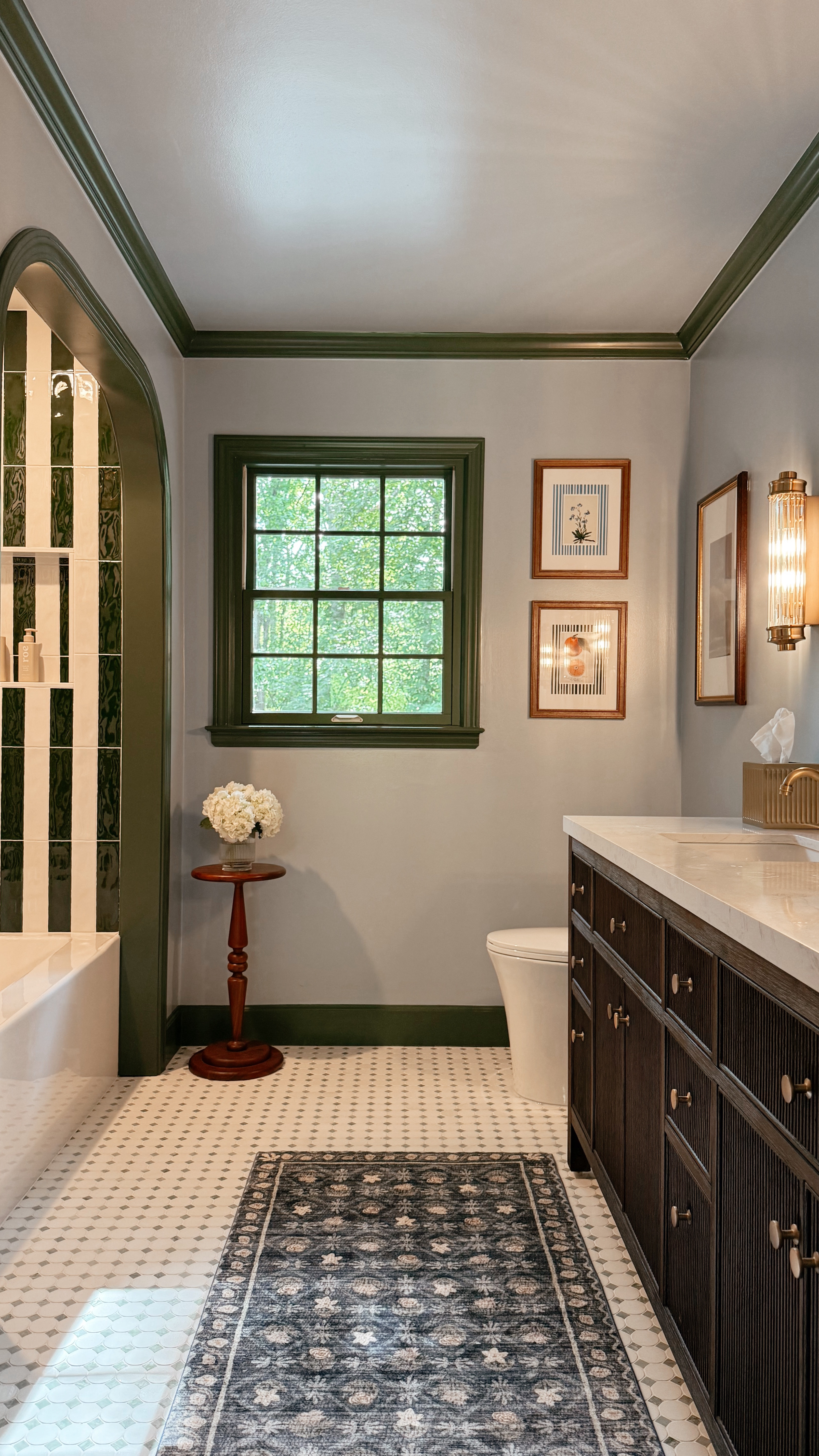 This bathroom makeover is finally complete! 💚 It’s the perfect blend between functional and fun and we *all* love this space so much! 