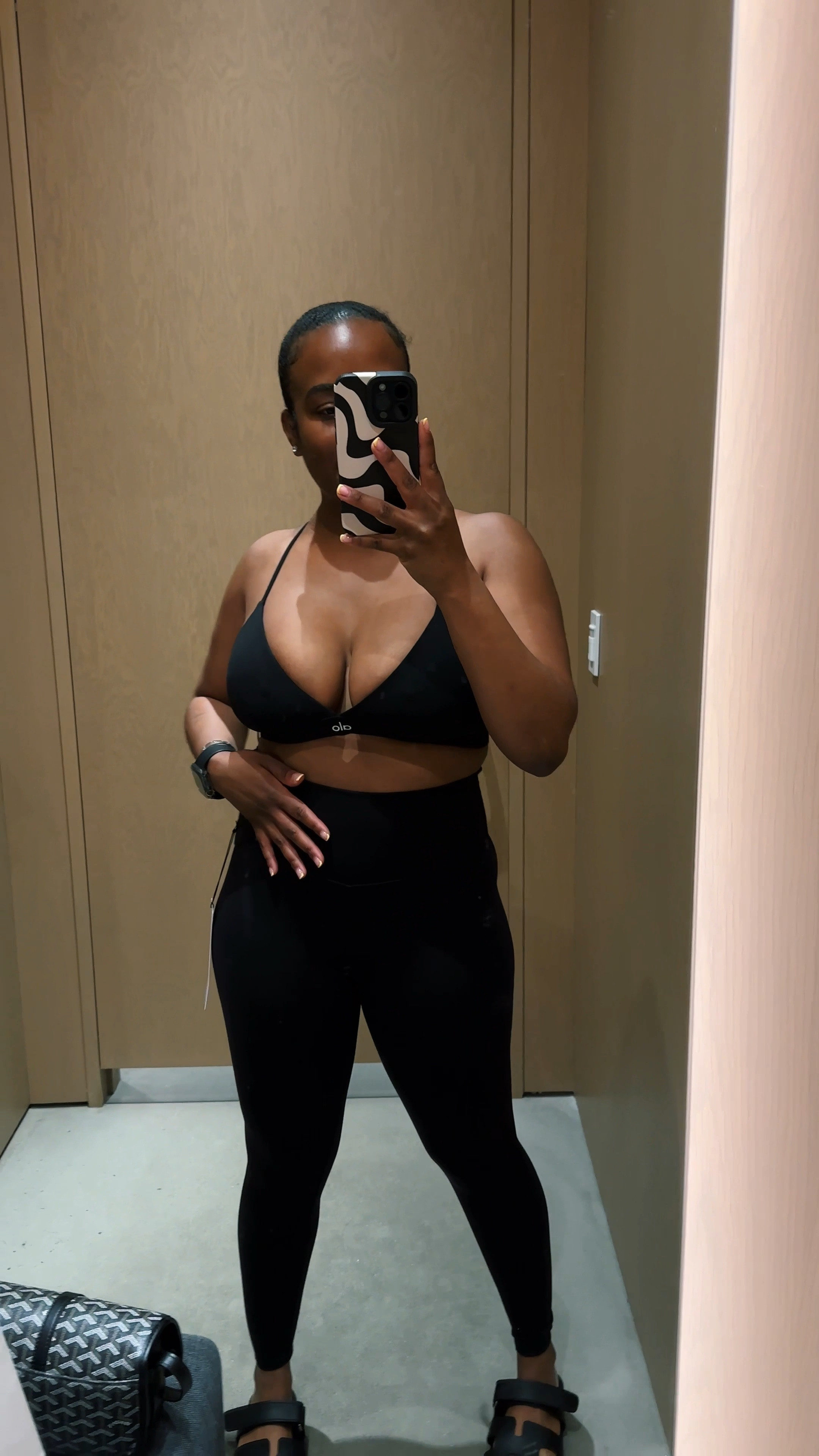  Consider me an alo girly now🖤 the way this bra holds. My boobs is insane!! I’m wearing a L top & S bottoms  #LTKVideo

#LTKActive #LTKFindsUnder100