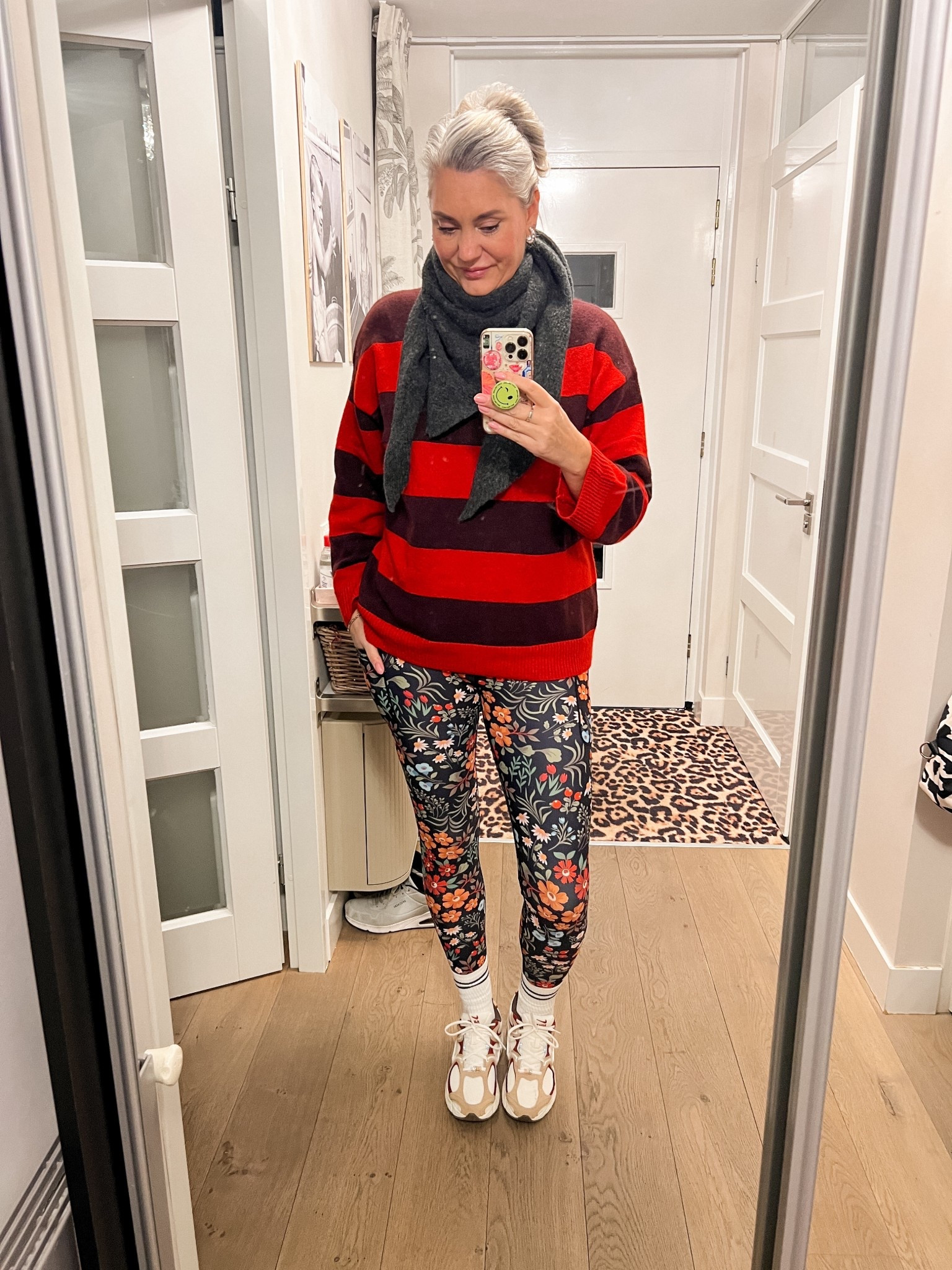 OOTD - een hele vroege start vandaag, daarna sporten en daarna thuiswerken dus nul motivatie om mezelf aan te kleden. Rood/bordeaux gestreepte trui (L), driehoek sjaal (HEMA), legging is van Maya Freya (M), witte crew sokken en de leukste Nike’s. 



#LTKnederlands #LTKwinter #LTKeurope