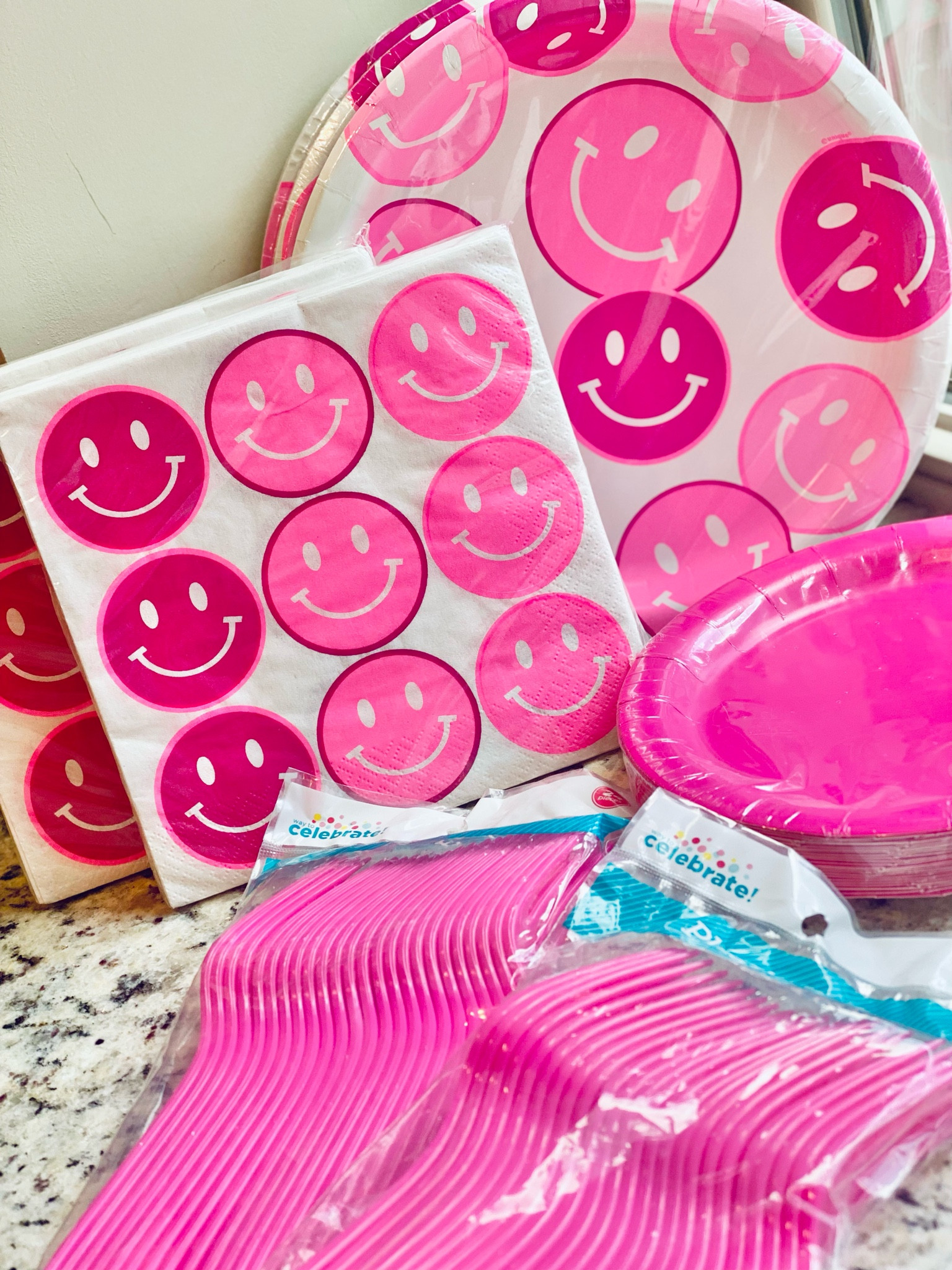 Preppy pink smiley face party supplies! 💕💗