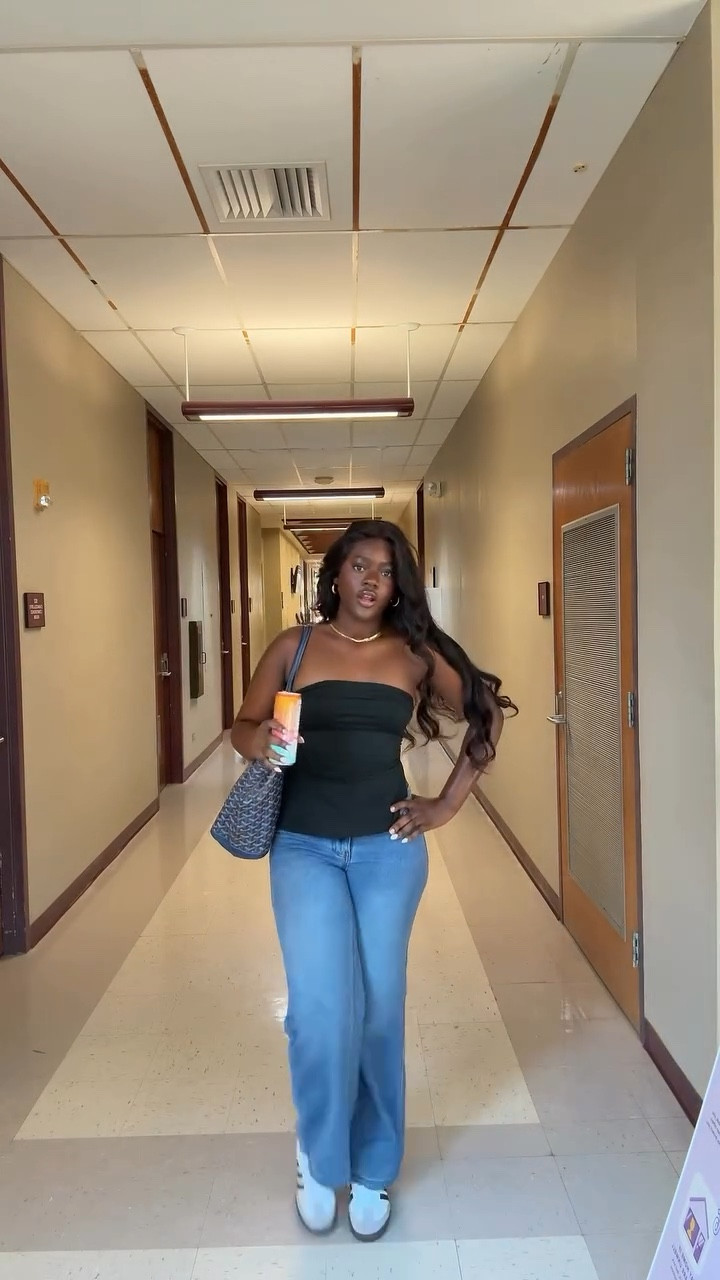 First day of college outfit 
Jeans @princesspolly 
Top @shein_us 
Shoes @adidas 
#outfit #collegelife #ootd