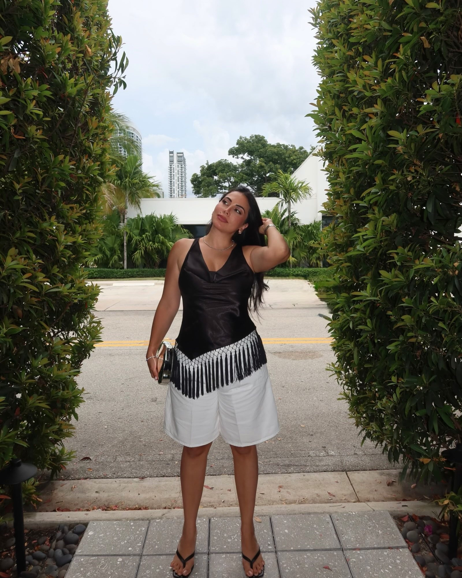 🖤🤍🖤🤍

Top @becauseofalice 
Shorts @cosstores 
Heels @tonybianco 
Necklace @jewelsbysunaina 

-
summer fashion, ootd, miami
