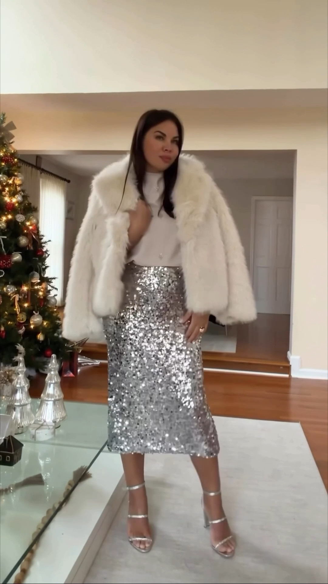 ✨ Evening look with sparkle ✨
 Silver sequin skirt + @Zara halter top and faux fur = the perfect party outfit 💎
You’ll shine at any event 🥂

#LTKFindsUnder100 

#LTKWedding #LTKootd