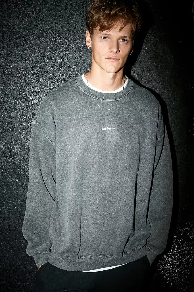 iets frans... – Reflektierender Pullover mit Rundhalsausschnitt in Schwarz | Urban Outfitters (EU)