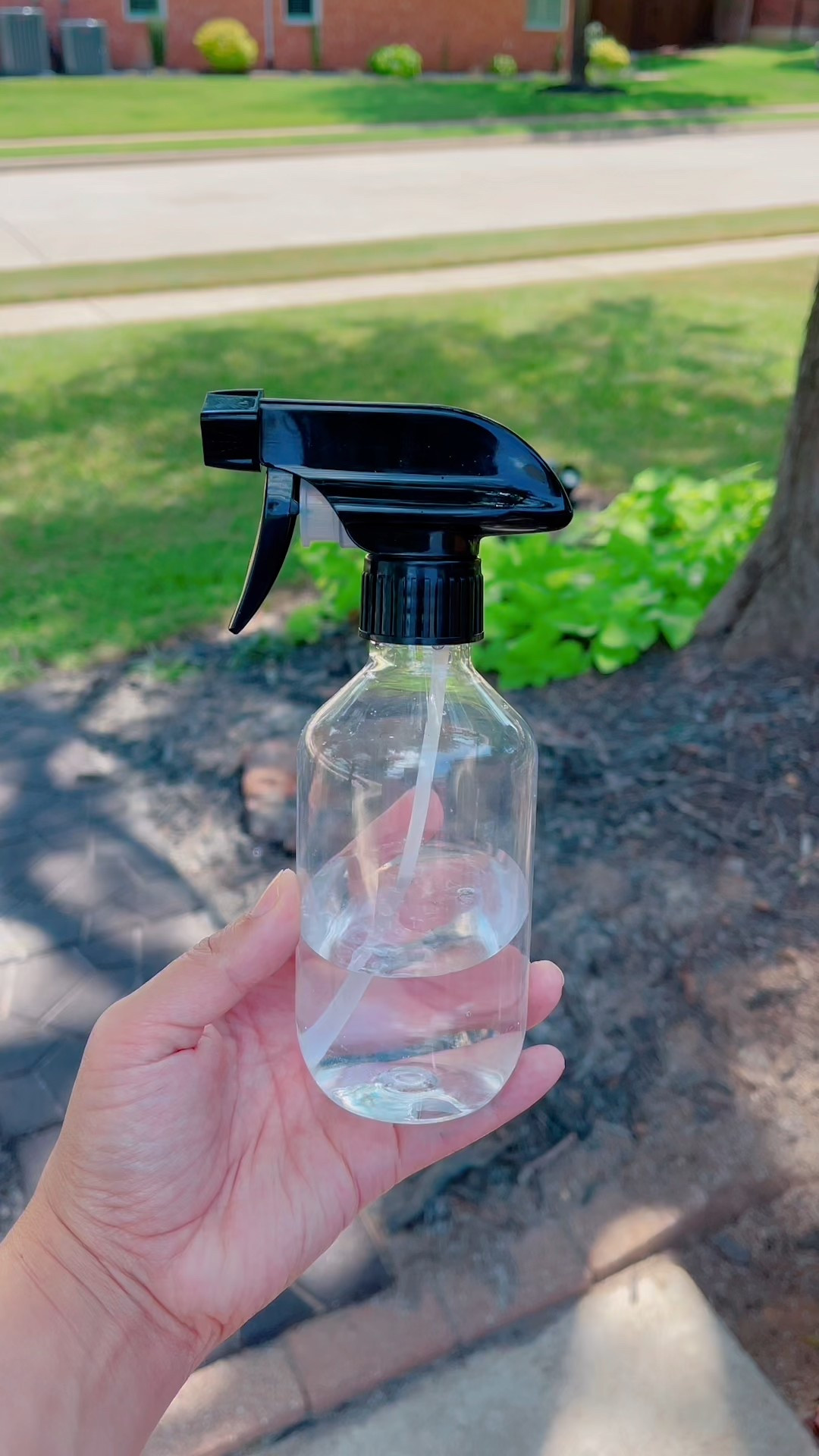 Easy outdoor activity for kids! So simple but keeps toddlers or kids entertained! 