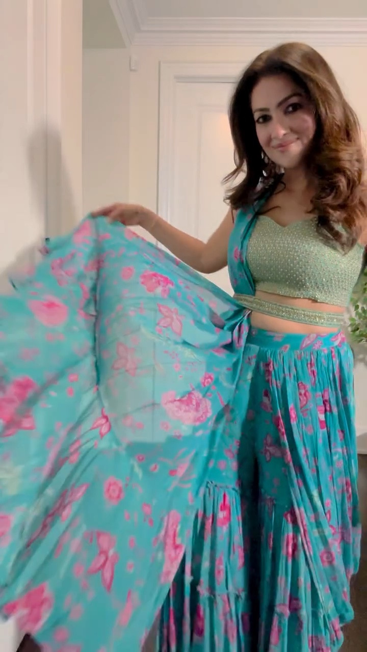 Not a saree… but gives all the saree feels ✨
This Diwali, I’m keeping it easy, elegant, and a little extra 💃🏽
A modern twist to tradition — because style should never come at the cost of comfort 💛

#DiwaliStyle #DesiWithATwist #FusionLook #IndianFestiveWear #SareeNotSaree #FestiveFashion #IndoWesternVibes #ModernEthnic #basantiaurkapde