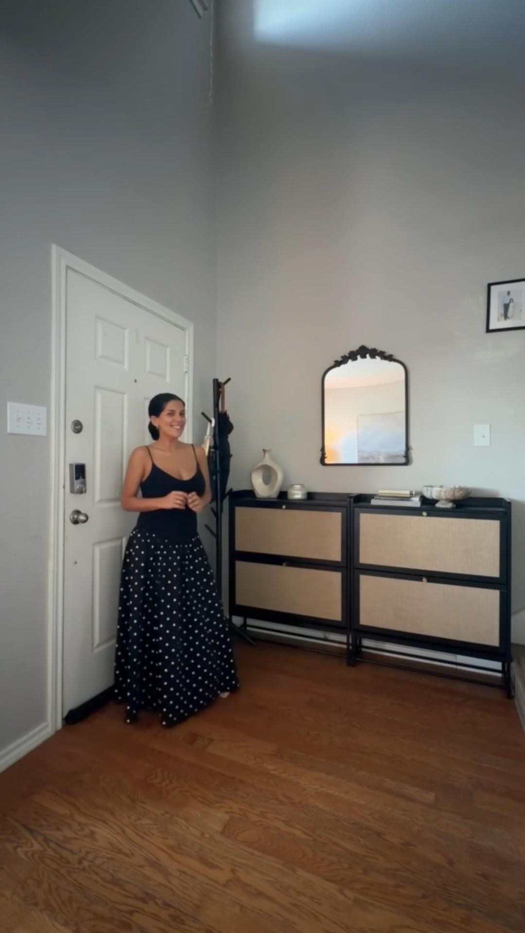 little corner, big impact… the pieces that quietly pull everything together 🖤✨

#homedecorstyle #entrywaydecor #interiorinspo

#LTKootd #LTKdayinmylife #LTKstorytime