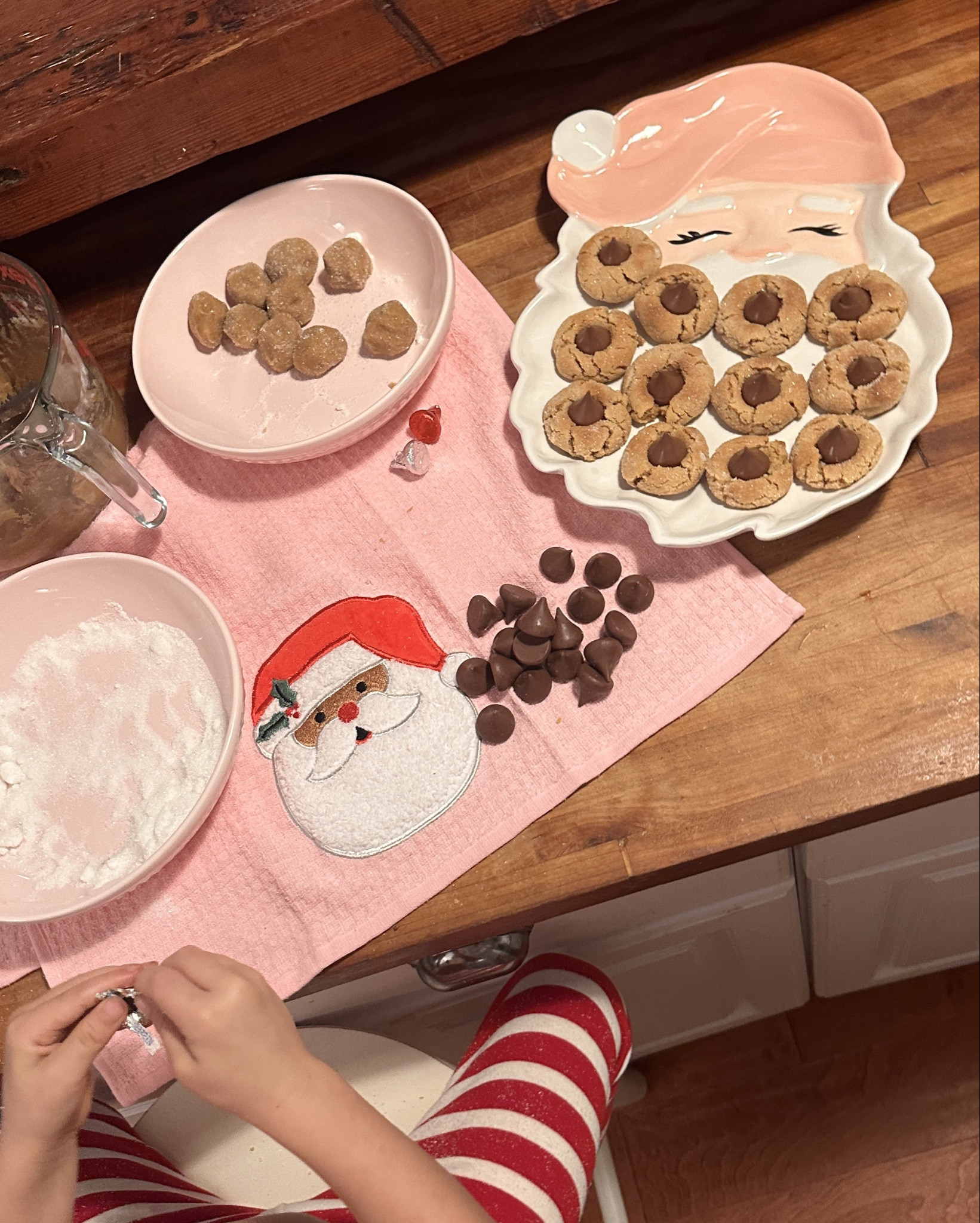 Cutest Santa cookie plate! 🎀🎅🏽🎄

#LTKfoodie #LTKHome #LTKHoliday