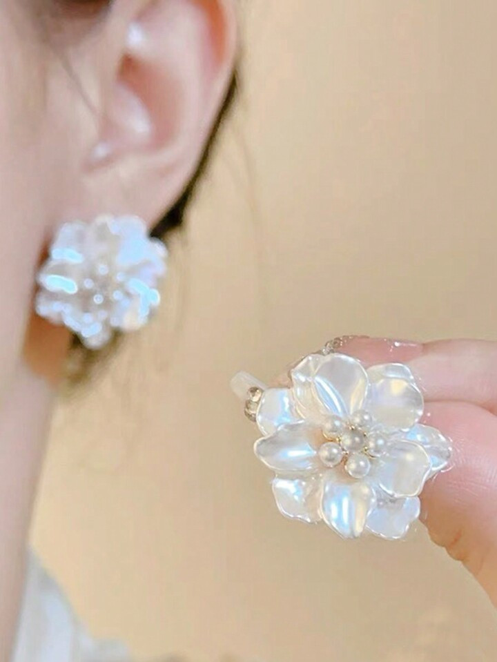 1pair Fashionable 3D Simple & Elegant White Camellia Flower Stud Earrings | SHEIN