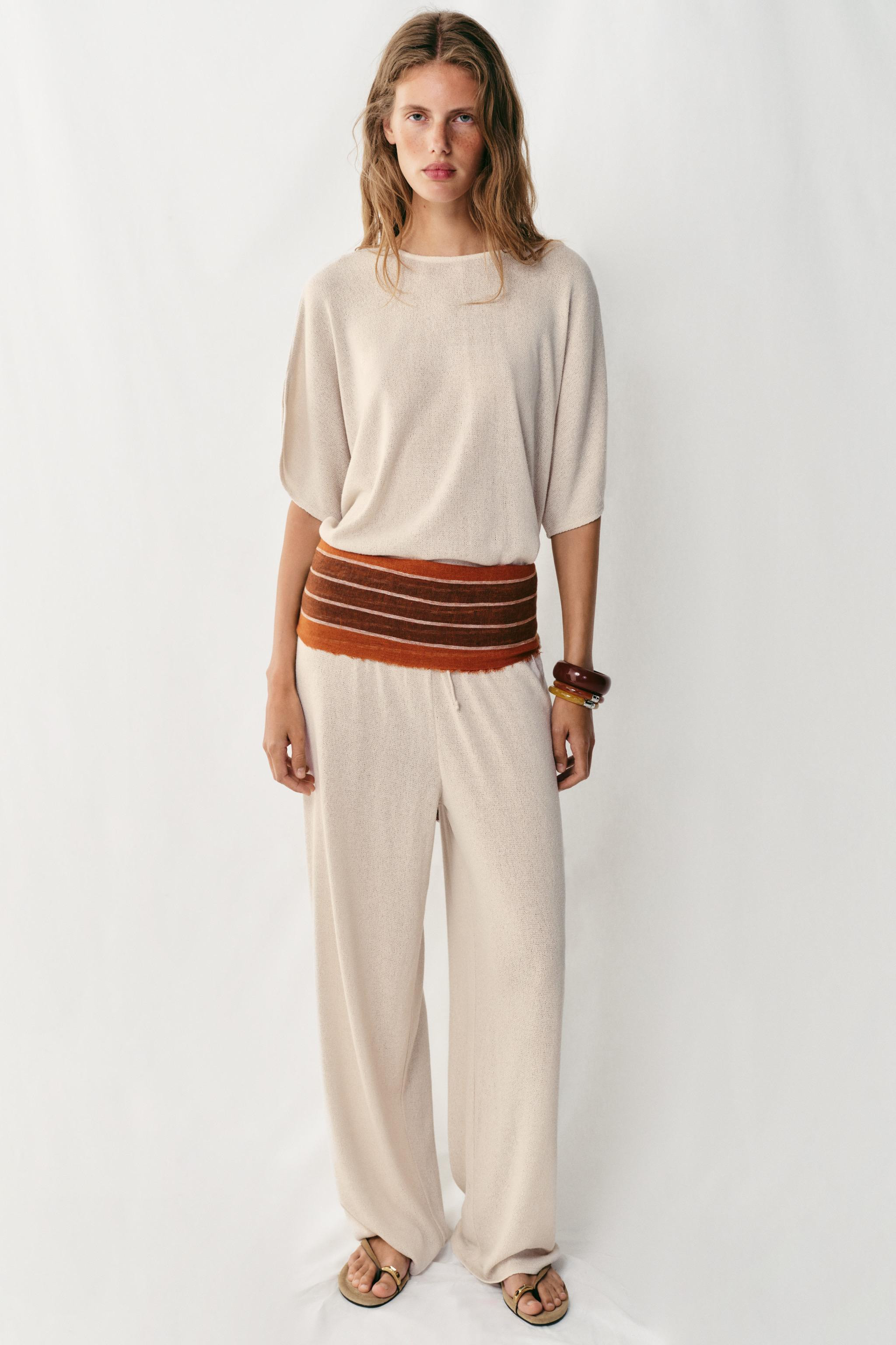 Top made of rustic fabric. Round neck and short sleeves. Straight hem. | Zara US