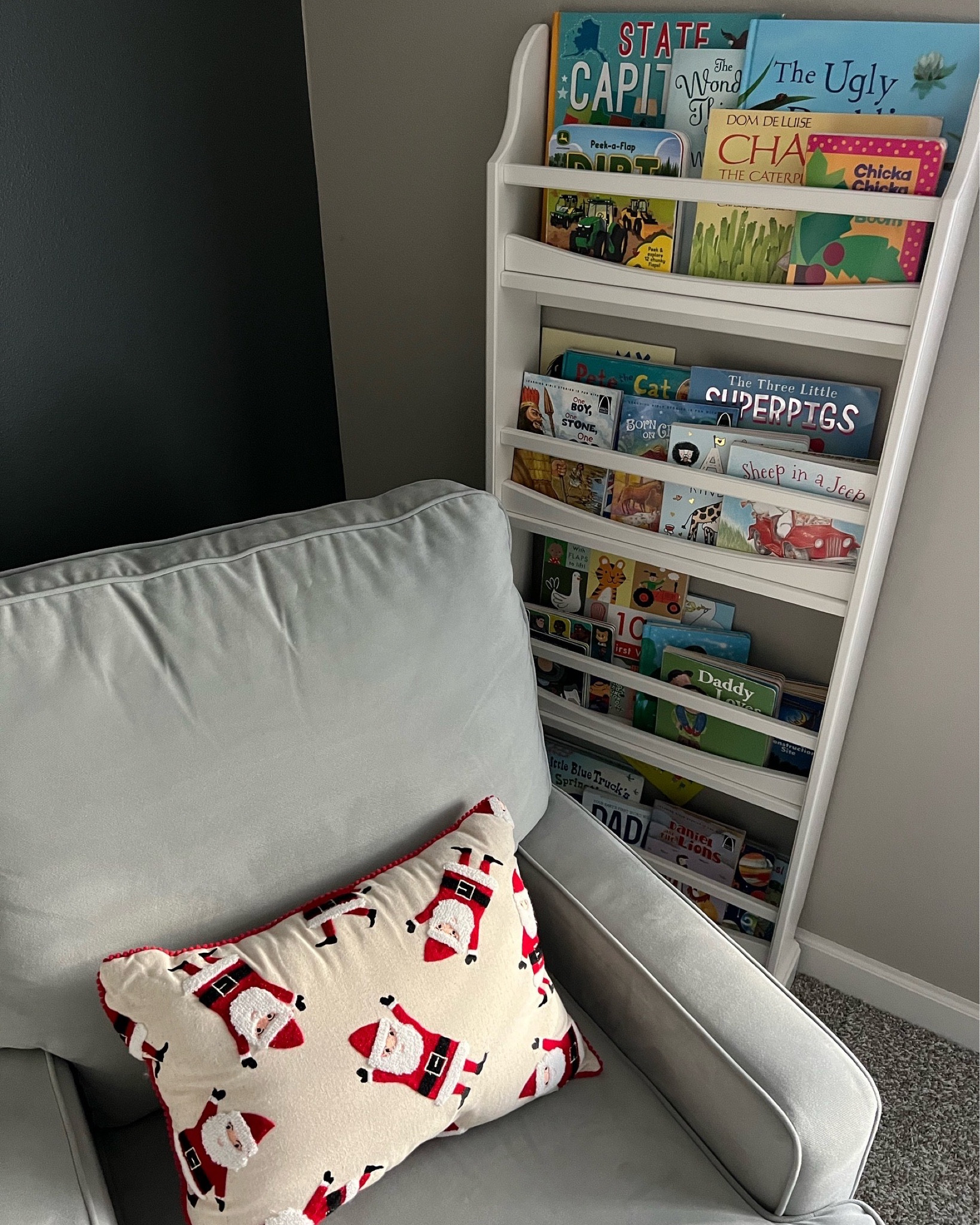 Love that this book display fits in tight corners!! 😍🙌🏻

#LTKHome #LTKKids #LTKFamily