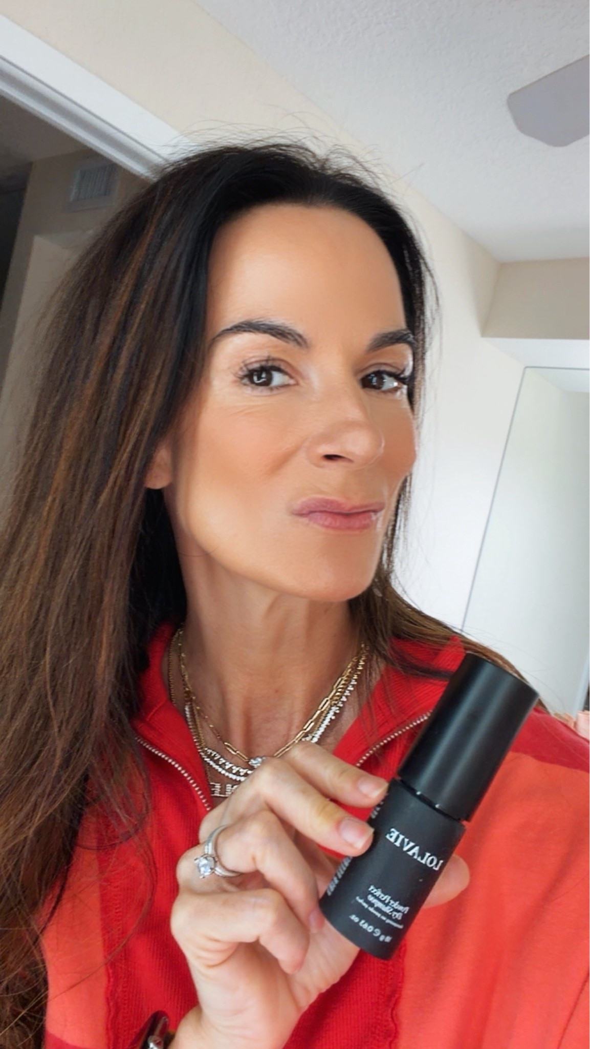 current mood: pretending I naturally wake up with volume and good hair 😂🤍

this dry shampoo has officially entered my everyday routine… because fresh hair energy without actually washing it? elite. ✨

and yes… if it’s good enough for Jennifer Aniston, I’m obviously influenced 😌

#LTKdayinmylife #LTKgrwm #LTKootd