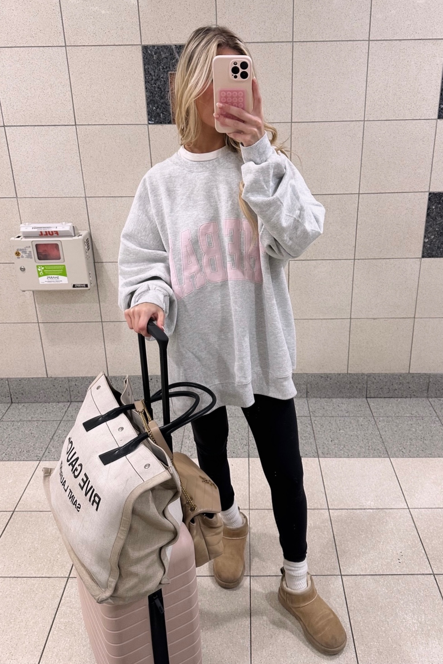 Airport Outfit 🤍🤍🤍 living in this sweatshirt 😍 

#airport #traveloutfit #thebar #sweatshirt 

#LTKtravel #LTKitbag