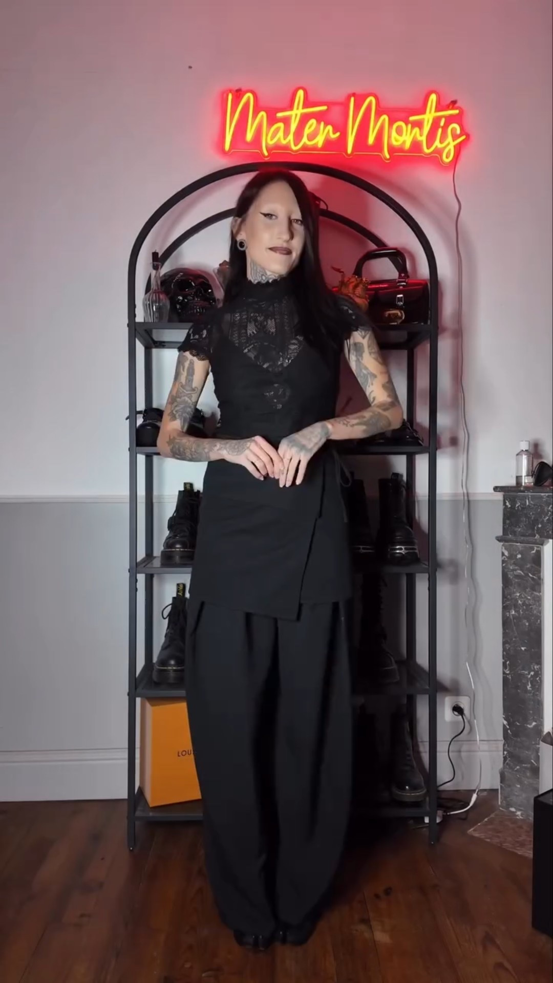 I’m totally in love with this outfit, thanks to this gorgeous top* by @killstar (and the Duster, which is part of an old collection). My love for lace is unconditional! 

-Enjoy 25% off this top during Black Friday 

-25% off Sitewide and up to 50% off Clearance 🖤

Ava lace crop top *gifted

#blackoutfit #killstar #allblackeverything #elegantgoth #softgoth #alt