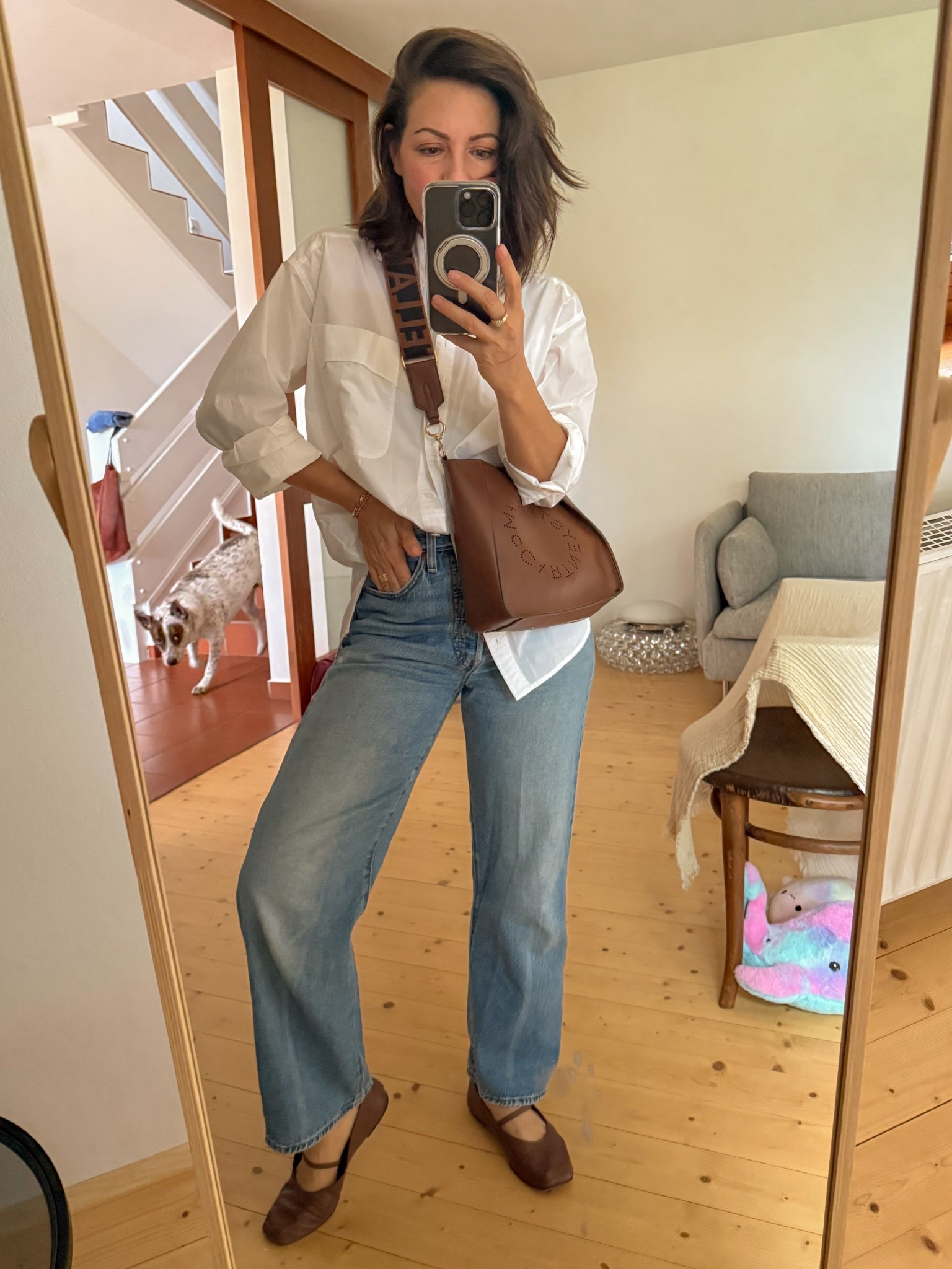 Easy, comfortable and effortless look.
When in doubt what to wear, this is my formula to get dressed in seconds. 

White shirt: Darling,
Jeans: Levi’s ribcage (bought them secondhand and they’re one of my favorite jeans ever! Don’t know the exact size or wash, linked similar ones).
Ballet flats: Everlane
Bag: Stella McCartney

