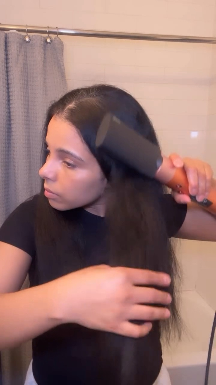 I’m using the split end treatment from L’Oréal to keep my ends smooth and sealed.

And before any blow dry, I always apply heat protection from Kérastase — because after 40, my hair is not built for high heat drama 🔥

Less heat. More protection. More discipline.

Everything is linked in my LTK 🤍

Medio heat. Constancia. Cero bulto.

¿Tú eres team high heat o medio? 

🔥 

#HairRoutine
#CabelloSano
#BlowdryRoutine
#Dominicana
#Over40Hair
HealthyHairJourney
VidaReal
RutinaDePelo

#LTKOver40 #LTKBeauty #LTKmomlife