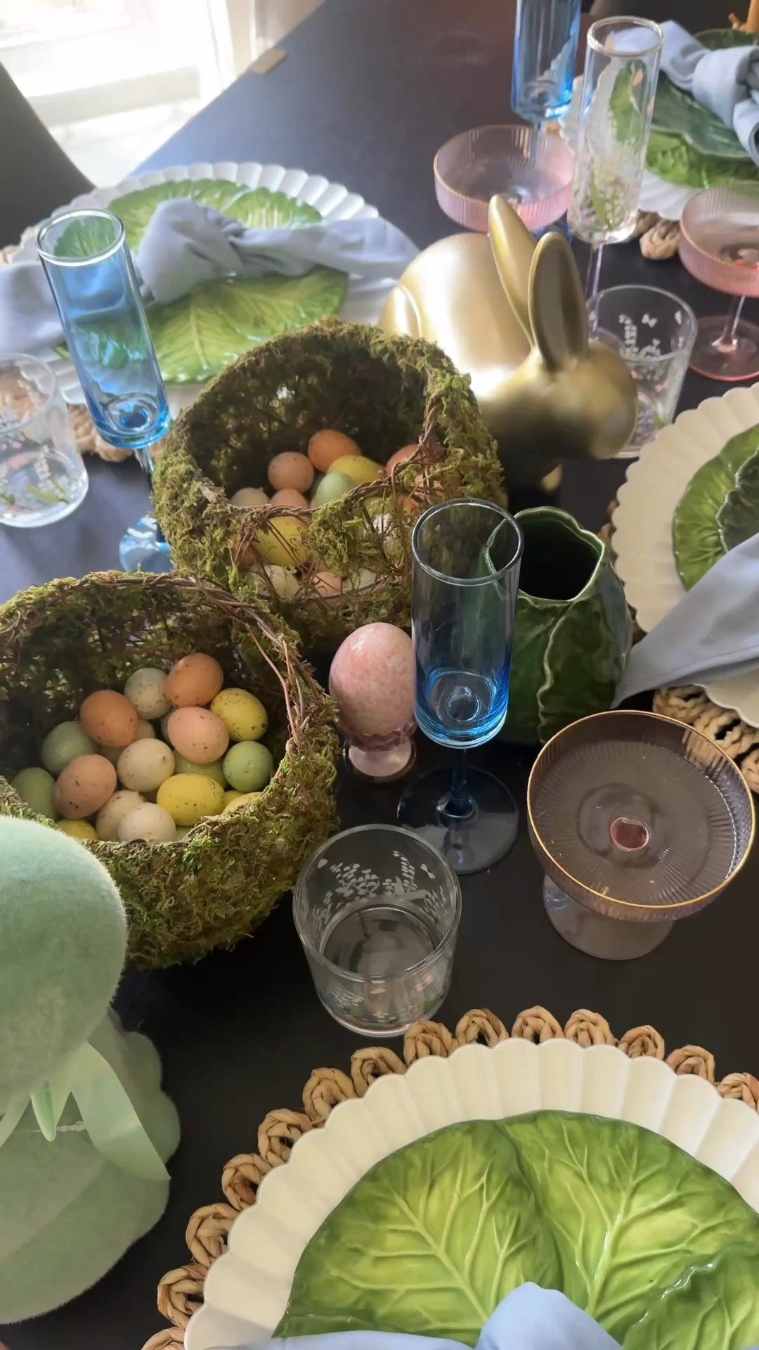 Easter is right around the corner and a table scape is the perfect treat to get you in the Easter spirit. 