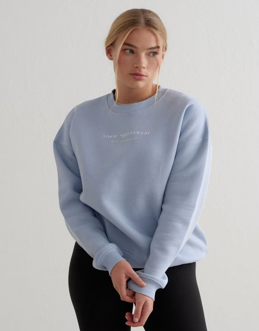 Aim'n – Sweatshirt in wolkigem Hellblau mit Serifenschrift | ASOS (Global)