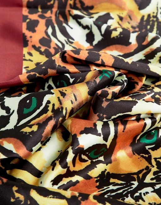ASOS DESIGN – Großes, quadratisches Kopf- oder Halstuch aus Polysatin mit Leopardenmuster | ASOS DE