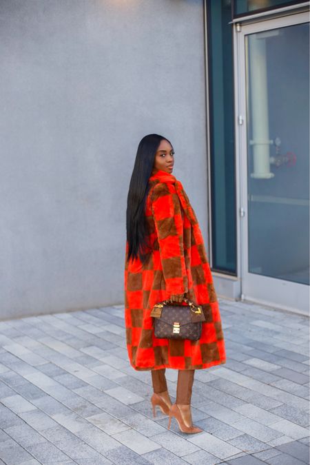 That new coat feeling 🧡 . Shop this coat and others with fun colors/patterns via (link on my bio) oh and there’s an additional 20% off  😉 
Happy Saturday y’all 👋🏾 