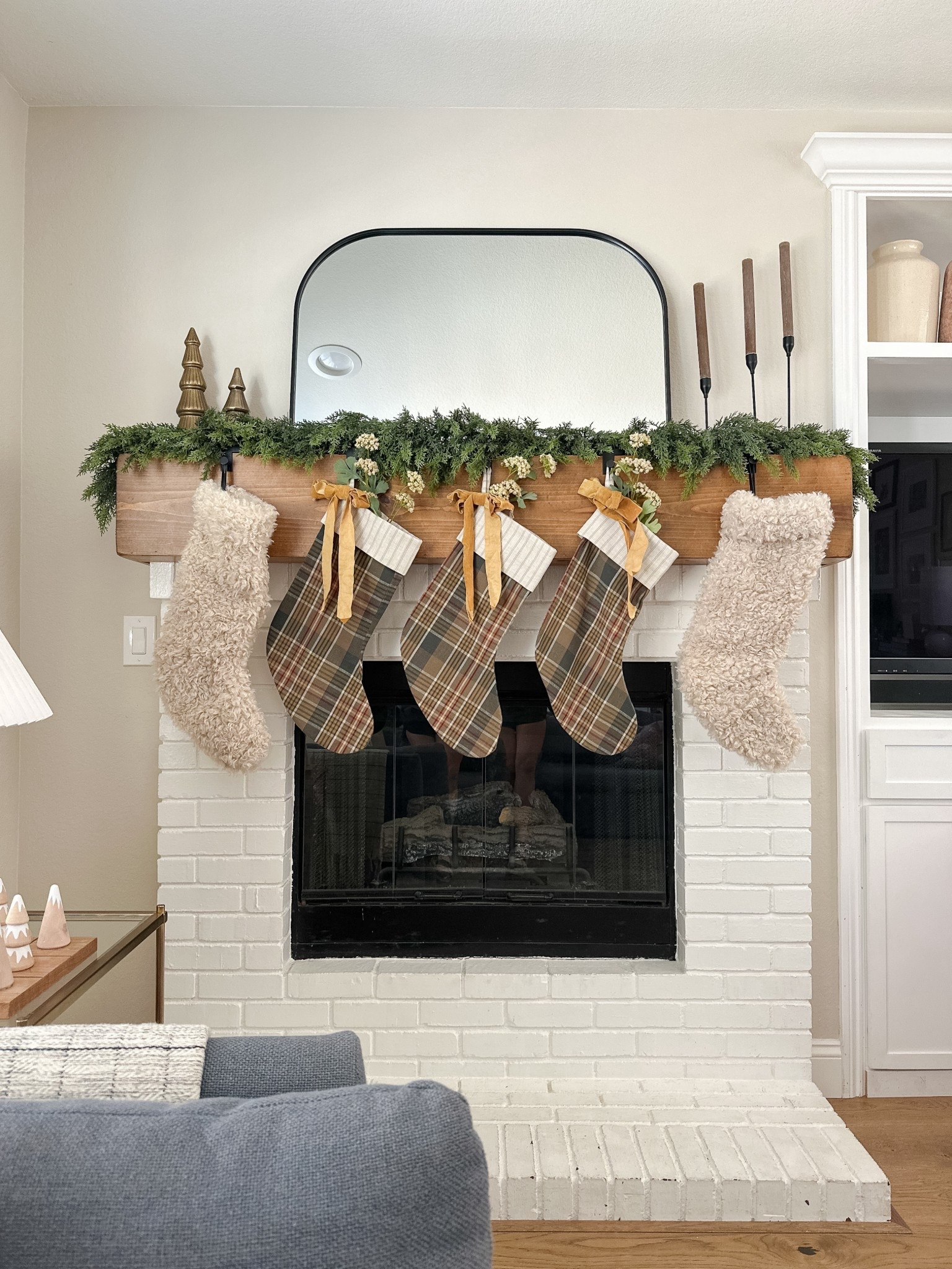 Simple holiday mantel

Very full garland
Sherpa stocking
Plaid stocking
Decorative Christmas trees
Arch mantel mirror


#LTKHoliday #LTKHome #LTKSaleAlert