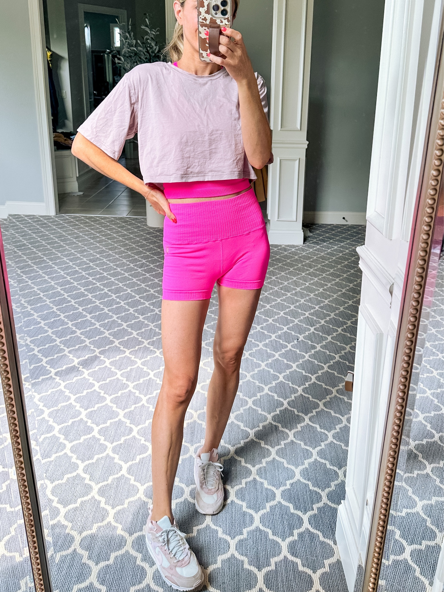 Todays morning walk outfit


Hot pink bike shorts XS/s
Hot pink crop top XS/s
Cropped tshirt xs
Pink Nike sneakers
Retro sunglasses

#LTKFind #LTKunder50 #LTKfit