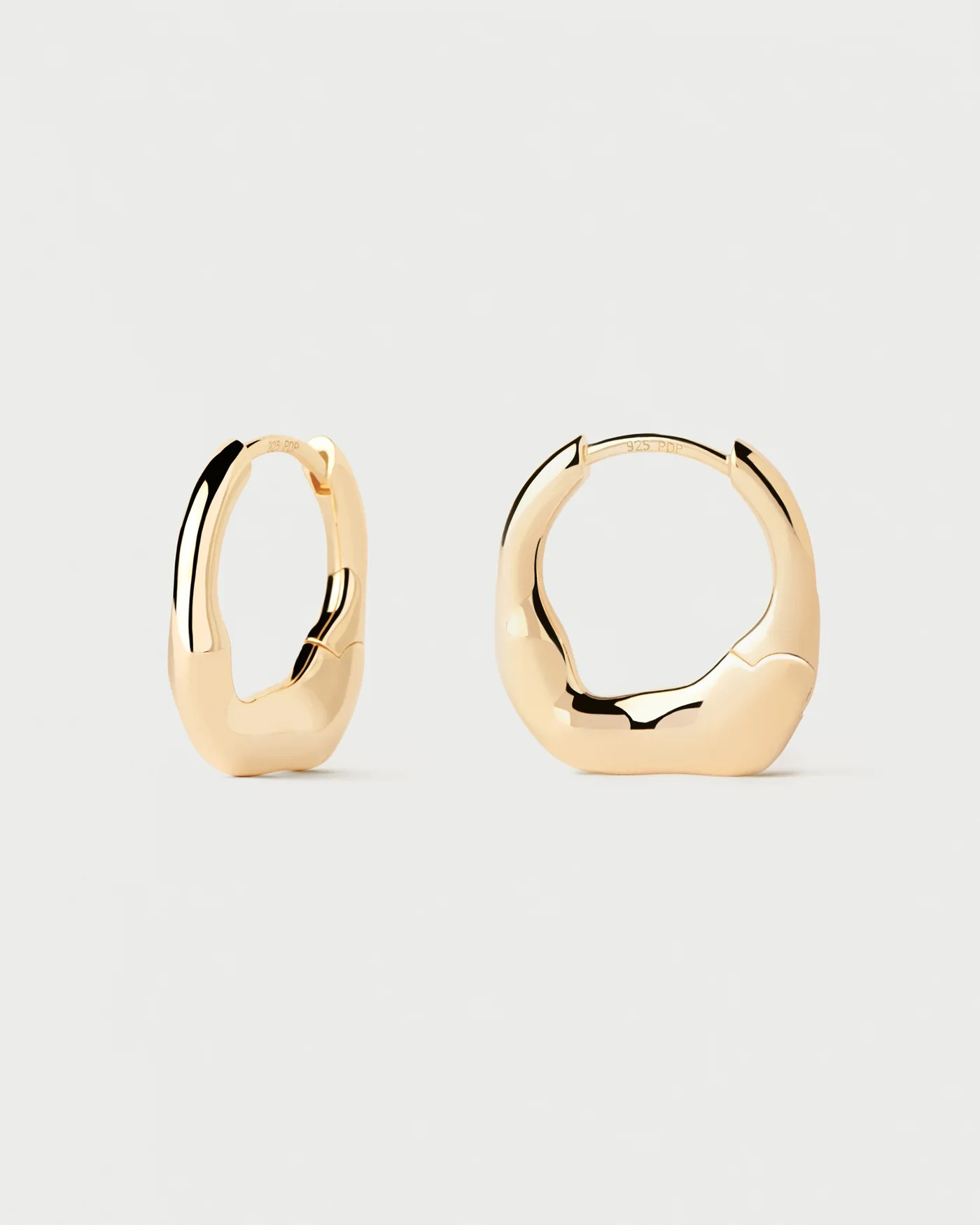 Gold-plated small fluid hoop earrings with contrasting irregular de... | Mini Magma hoops | PDPAO... | PDPAOLA DE
