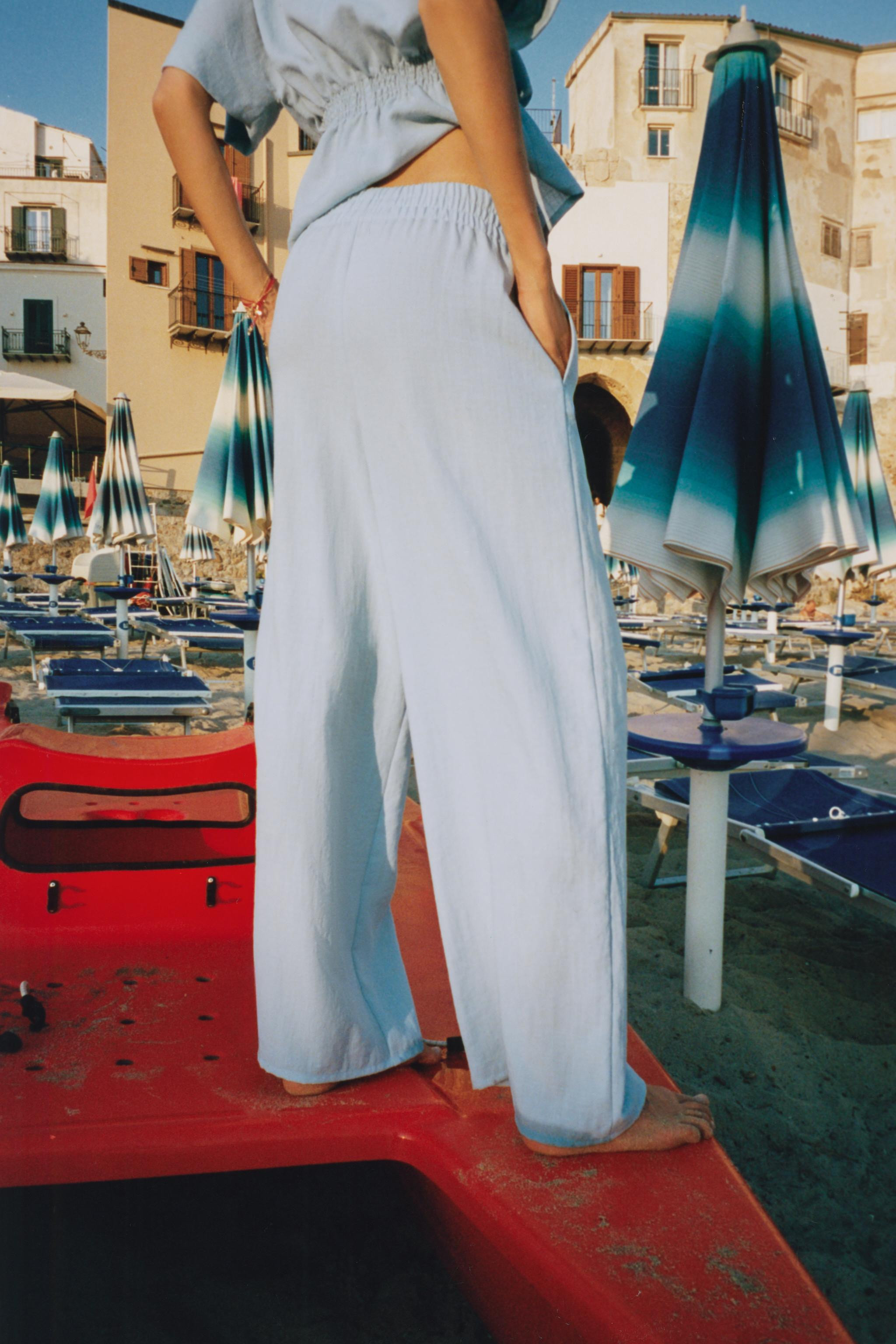 Model height: 180 cmHigh-waist flowing trousers with an elastic waistband and front pockets. Wide... | Zara UK