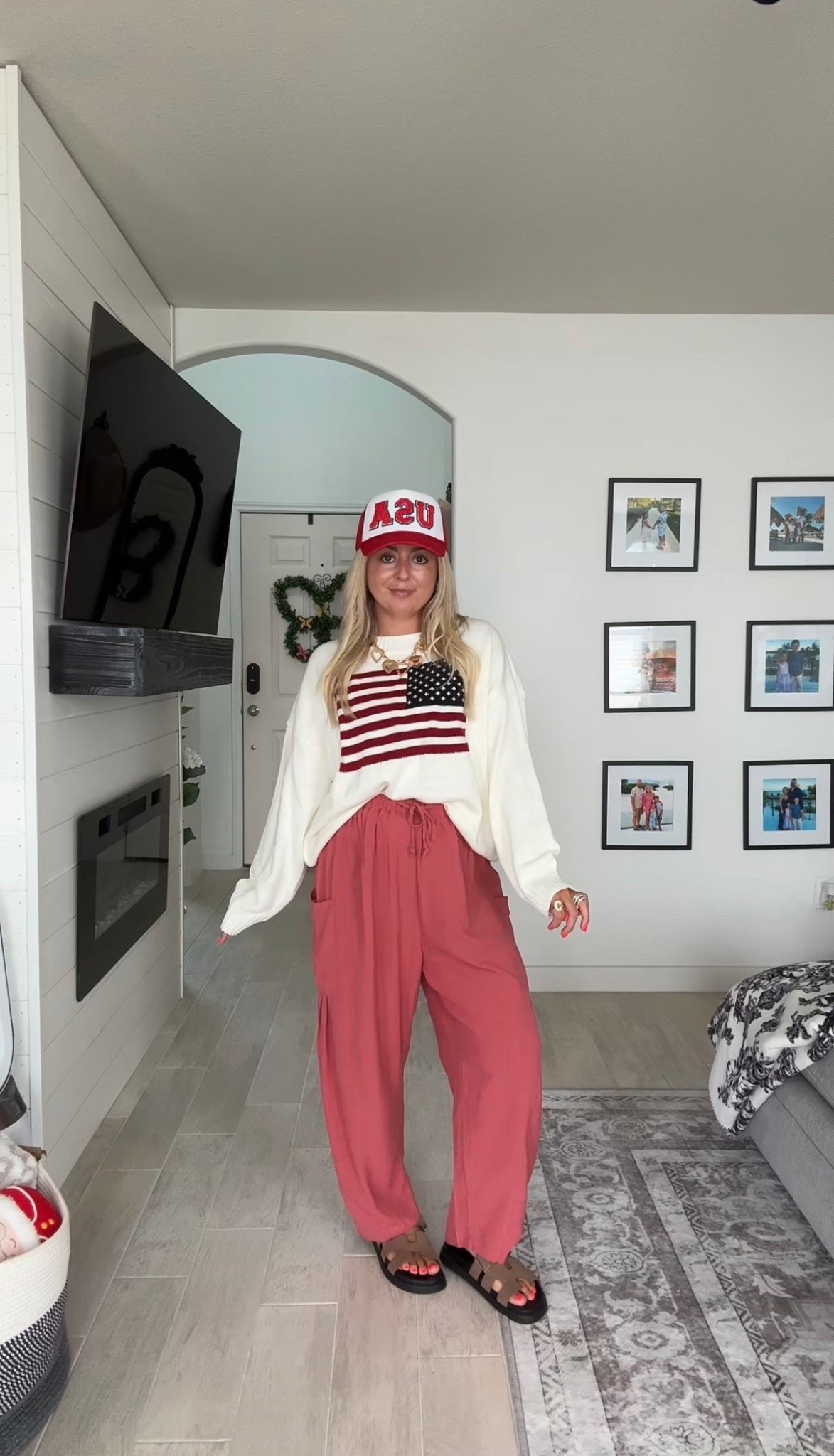 Memorial Day + 4th of July ❤️🤍💙
USA flag sweater m
Pants small