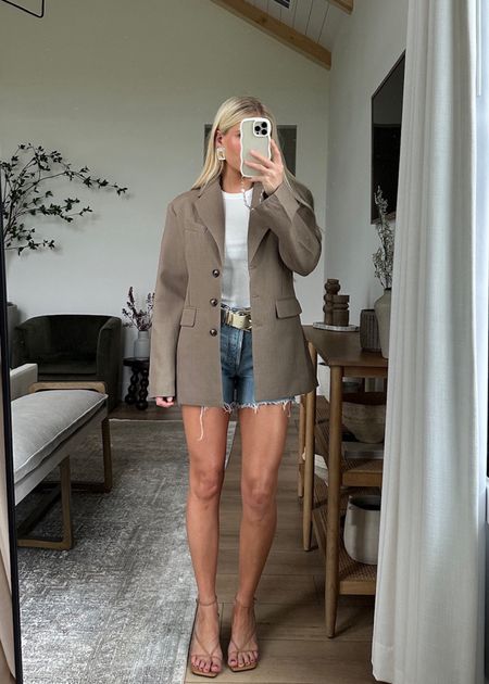 Revolve Spring Try-on!
Small in blazer & tank, 26 in shorts , shoes are true to size.

#kathleenpost #revolve #springoutfit #springfashion

#LTKstyletip