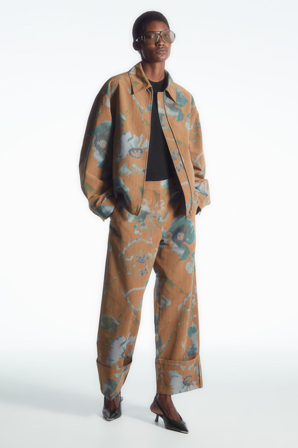 FLORAL-PRINT TURN-UP PANTS - BROWN / FLORAL - Trousers - COS | COS (US)