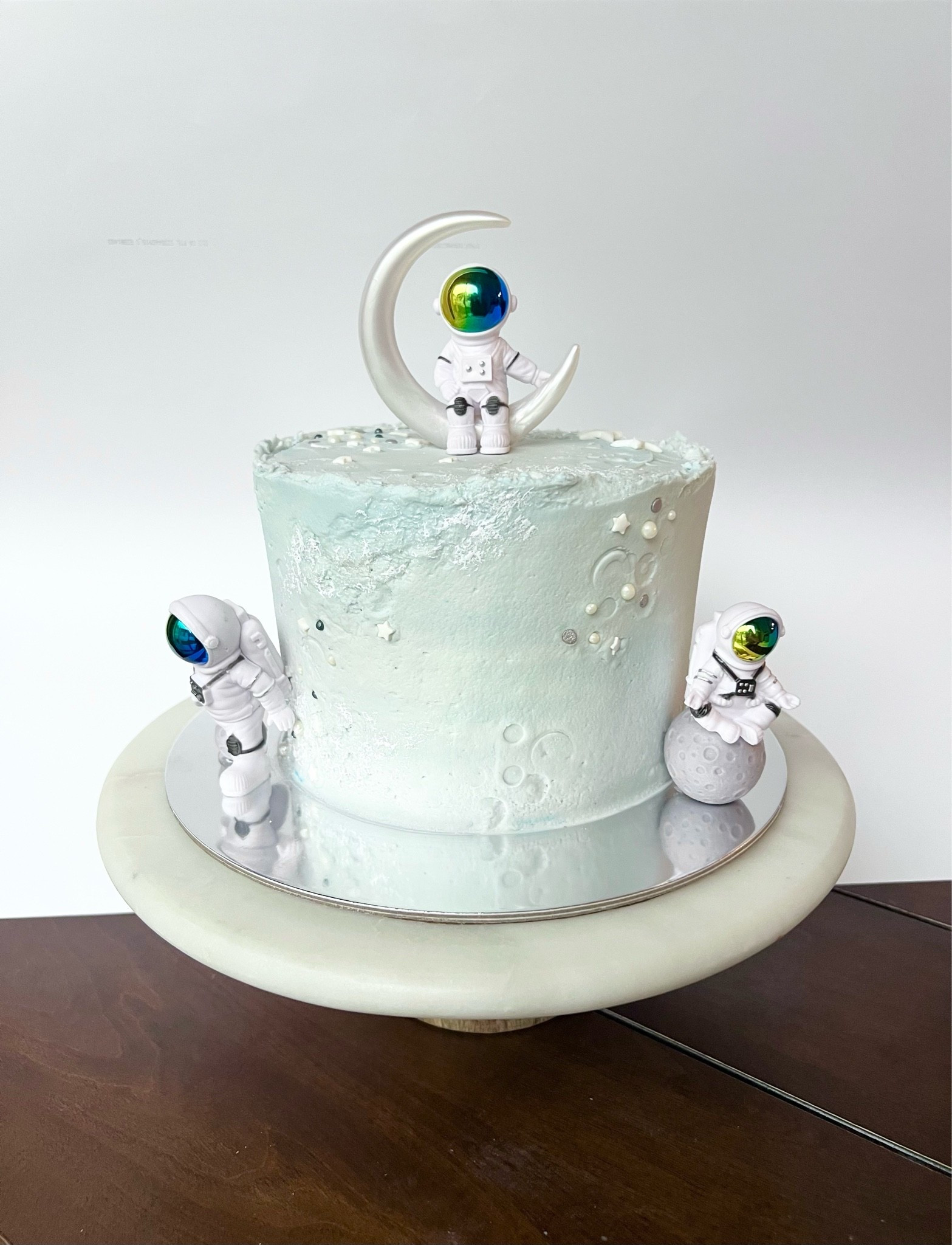 Astronaut smash cake supplies 🌙🌖🧑🏽‍🚀

First trip around the sun
Space birthday
“Houston, we have a one year old”