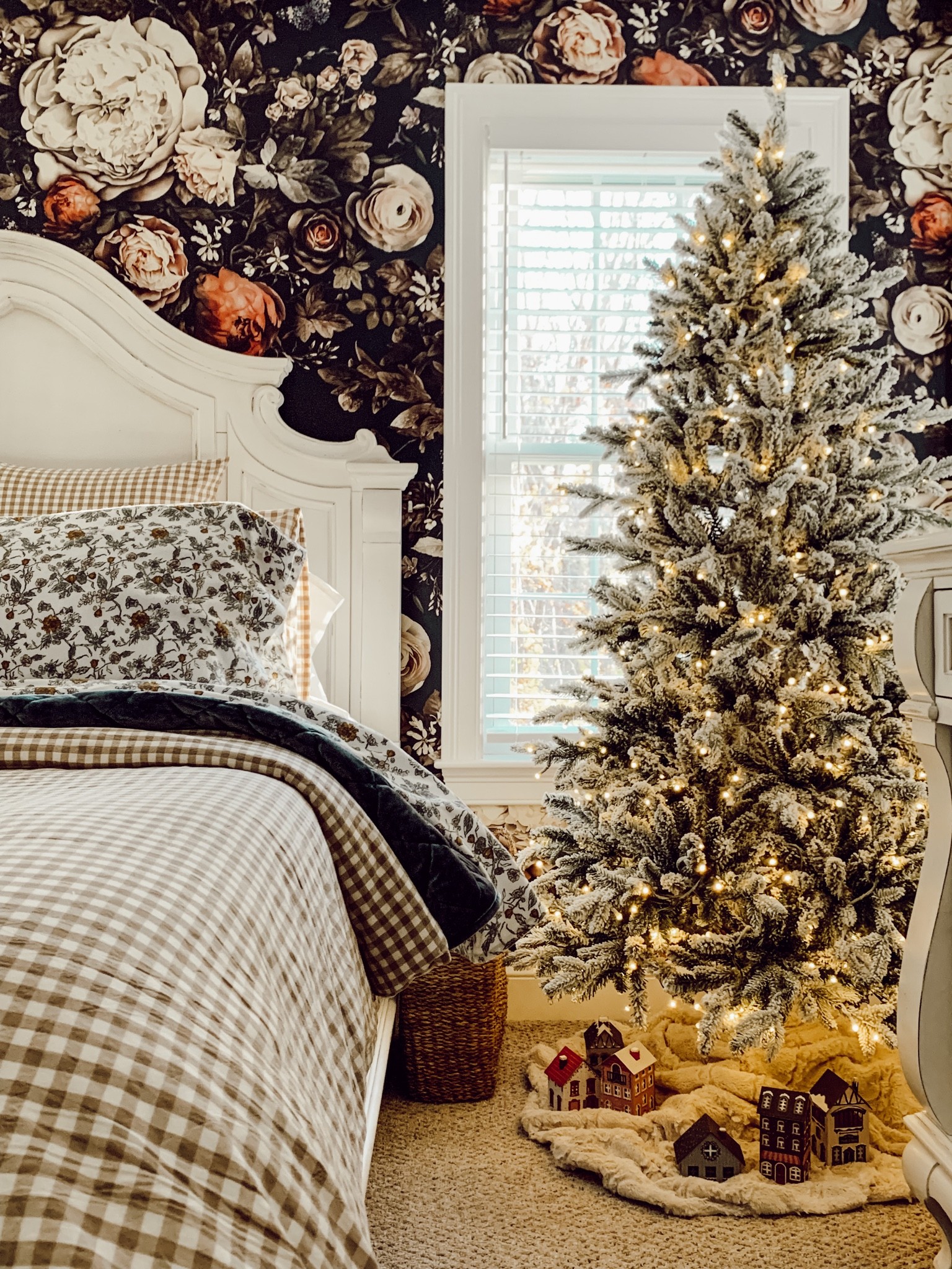 Floral & gingham Christmas bedroom. 

#LTKhome #LTKHoliday #LTKSeasonal