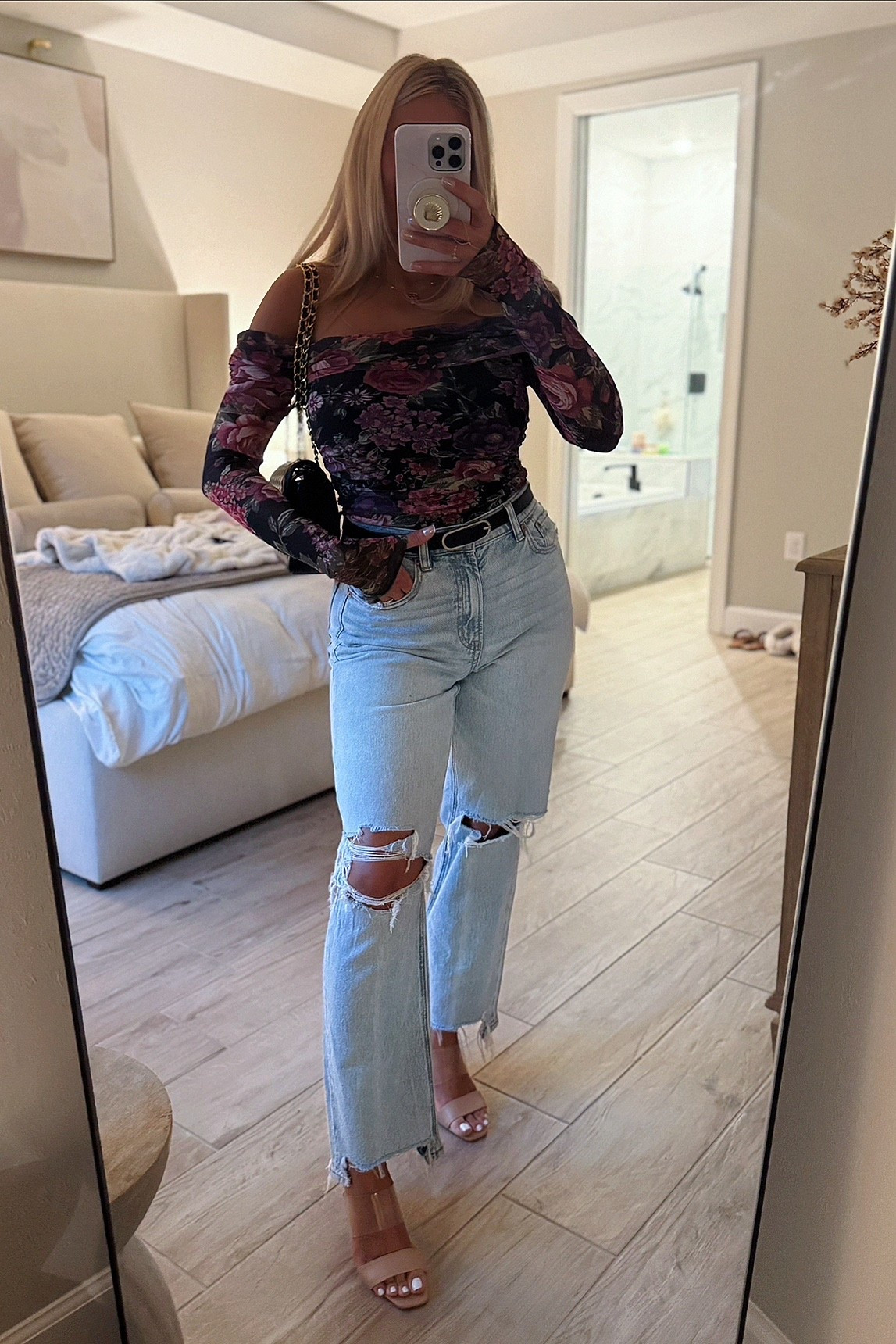 Cute and comfy date night outfit idea! 

Love this top from vici! And these jeans are so cute! 
Lip combo: cotton candy gloss
Lipstick: peony 
Liner: whatever walnut 