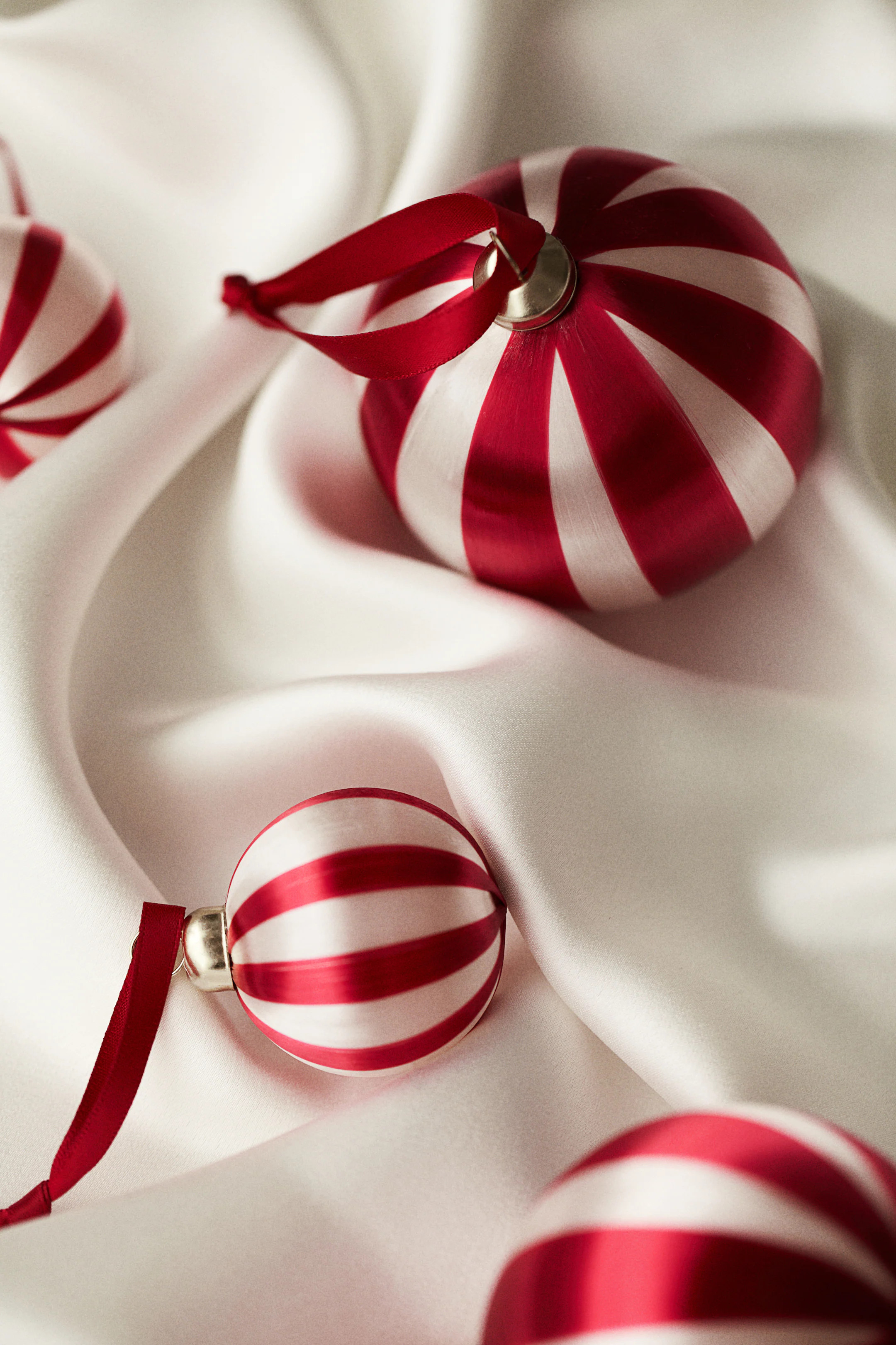 Satin thread bauble - Green/Striped - Home All | H&M GB | H&M (UK, MY, IN, SG, PH, TW, HK)