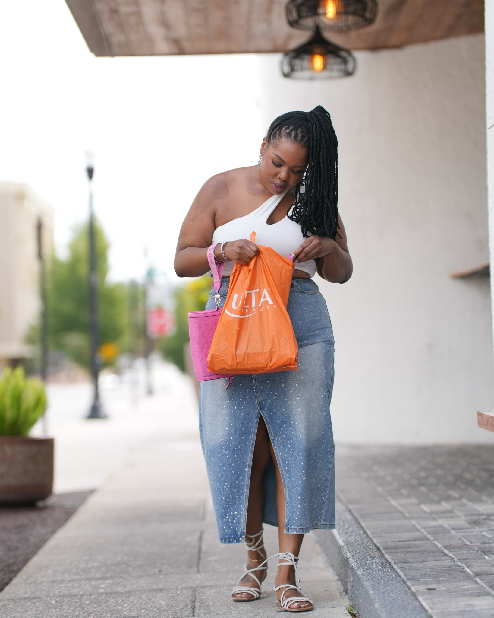 I’ve been in my makeup bag - meaning I have been stepping out of my comfort zone and finally introducing myself to new makeup products. Here are my thoughts on some of my most recent purchases from @ultabeauty 🥰 I’m currently on the hunt for a good setting powder - what are y’all loving ? Everything linked in my bio 💕