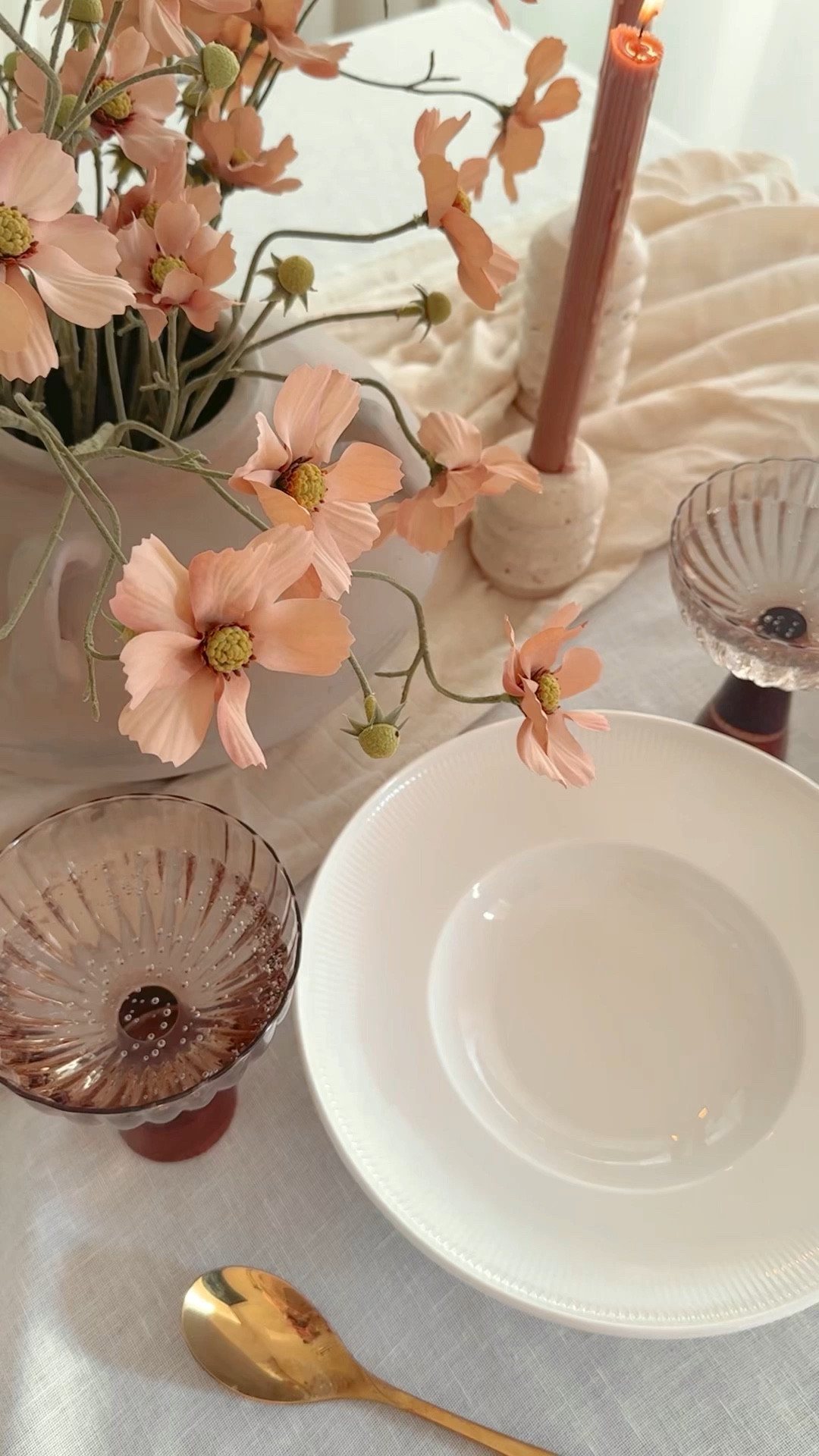 Romanticizing the little things elevates the everyday 🤍 

The new Afina Collection from @villeroybochusa is giving my lunch break a major upgrade. I love the floating porcelain design and modern shape! My dining table has never looked this beautiful!

Shop the #Afina collection on my @shop.ltk page (🔗 in bio)
.
.
.
#villeroyboch #DinnerPartyVibes #TablescapeGoals #ad 

#LTKStyleTip #LTKParties #LTKHome