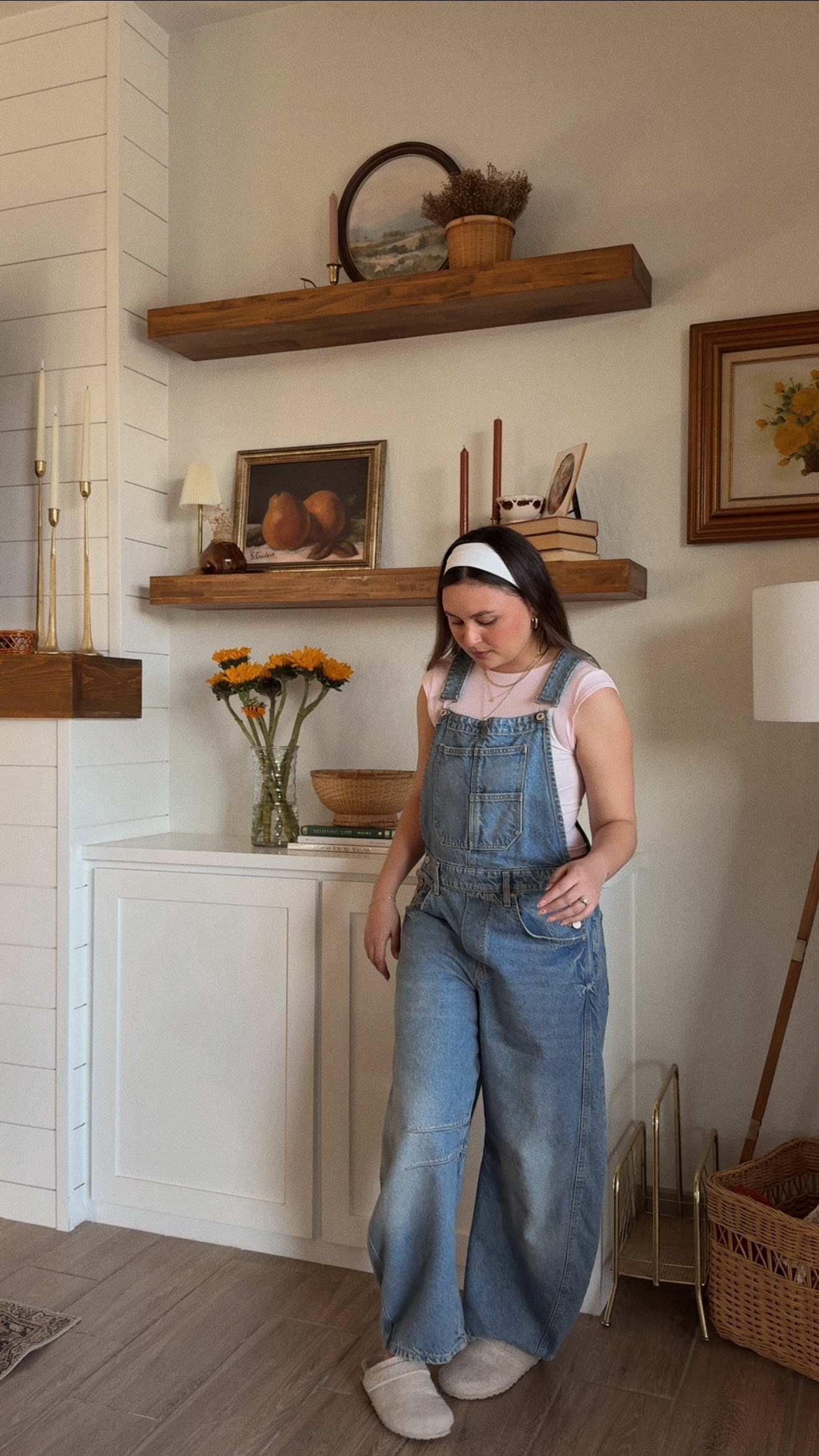 Obsessed with these barrel overalls from @freepeople lately! 🩷 sizes below:
Overalls: M
Shirt: M
Shoes: 8 (tts)