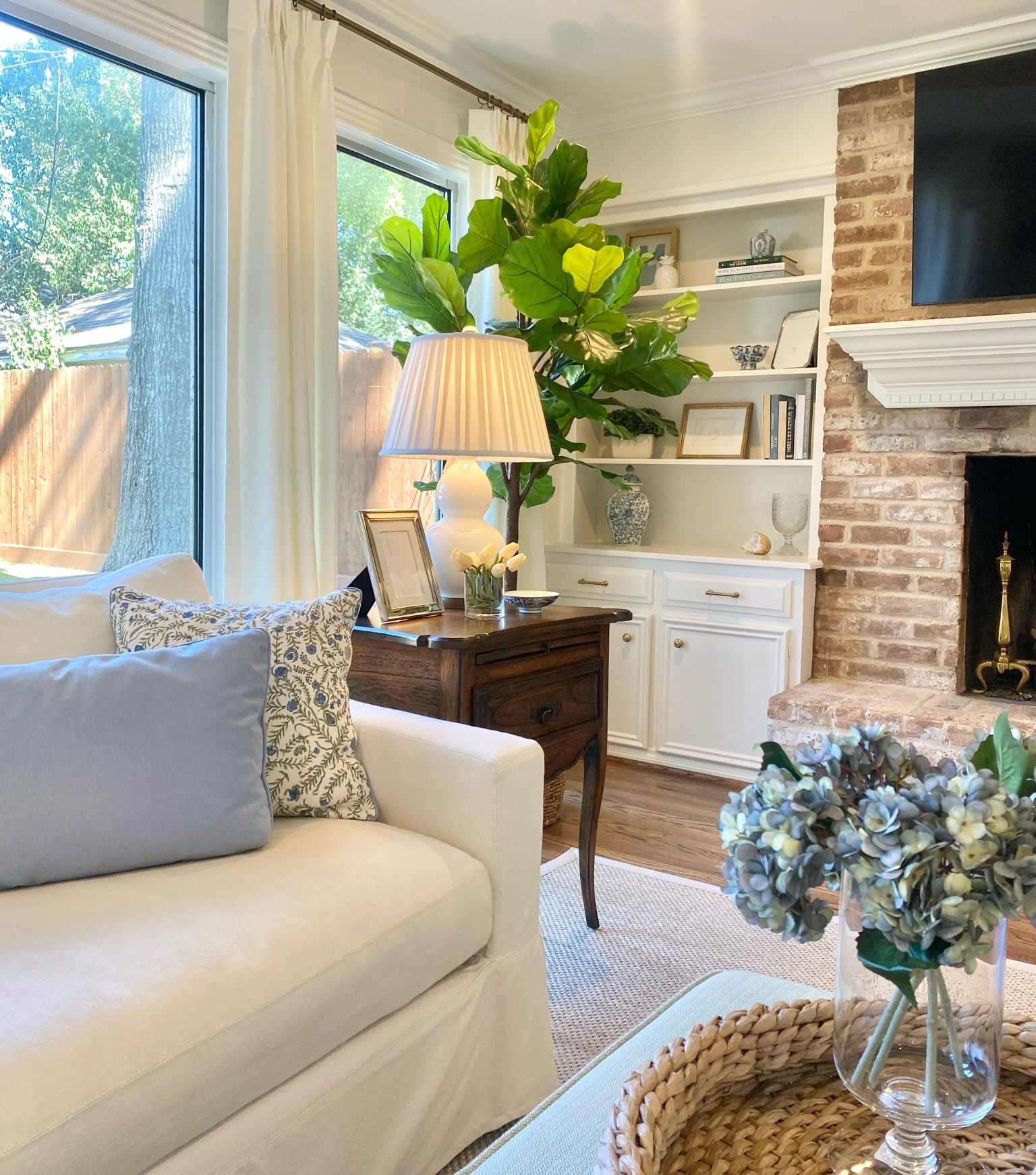 I rounded up some pretty side table lamps!

Living room, family room, home decor!

#LTKhome #LTKstyletip