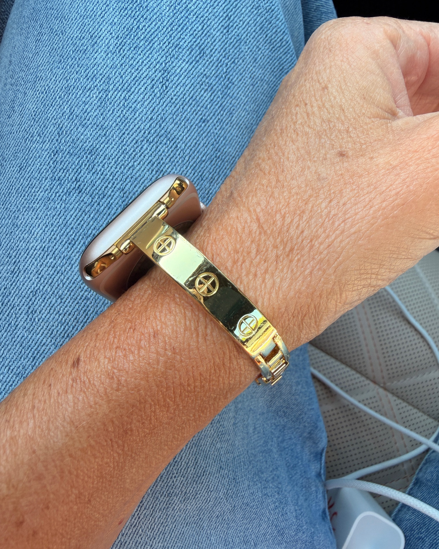 The cutest  gold Apple watchband! 😍
You can adjust the size by removing links.￼