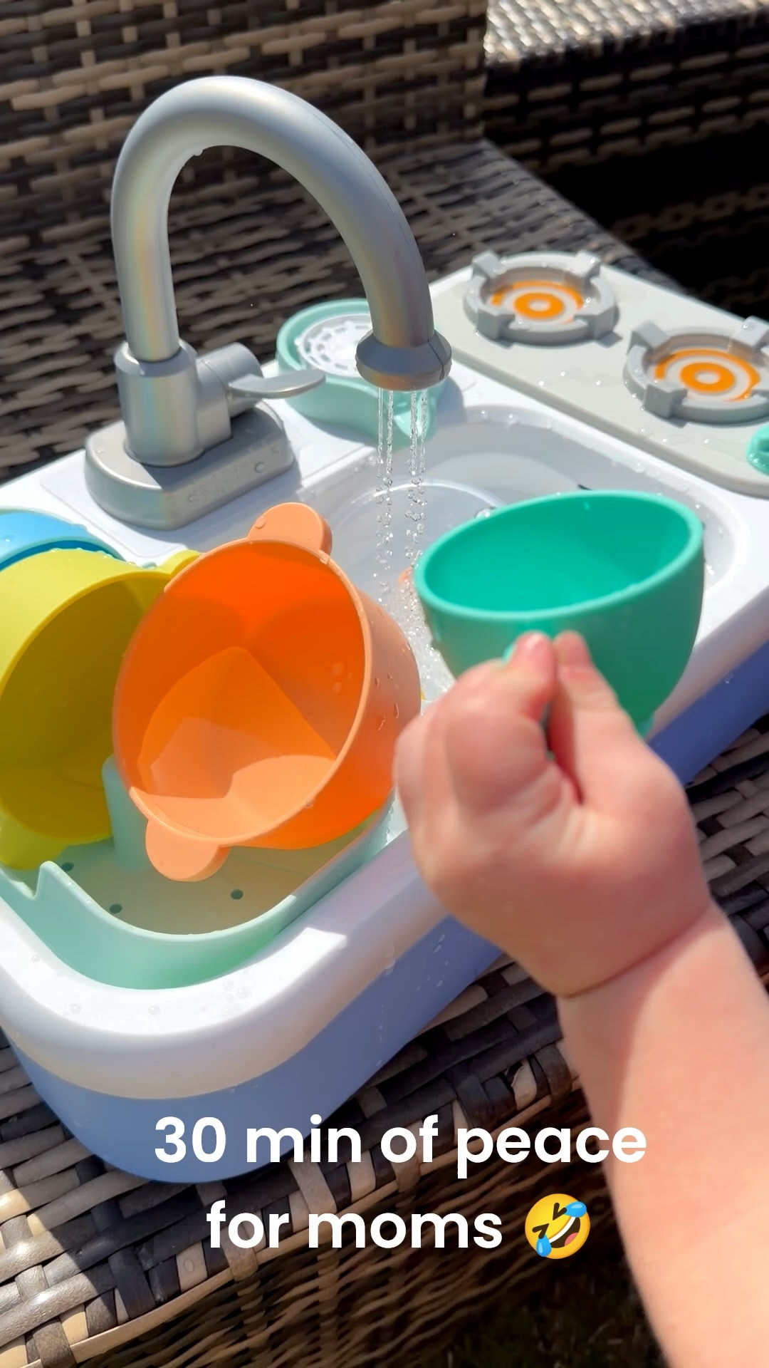 Washing the dishes 🫧 30 min of peace for moms 🤣 independent play time #toddler #outsideplay #toys #watertoys #target

#LTKdayinmylife #LTKKids #LTKmomlife