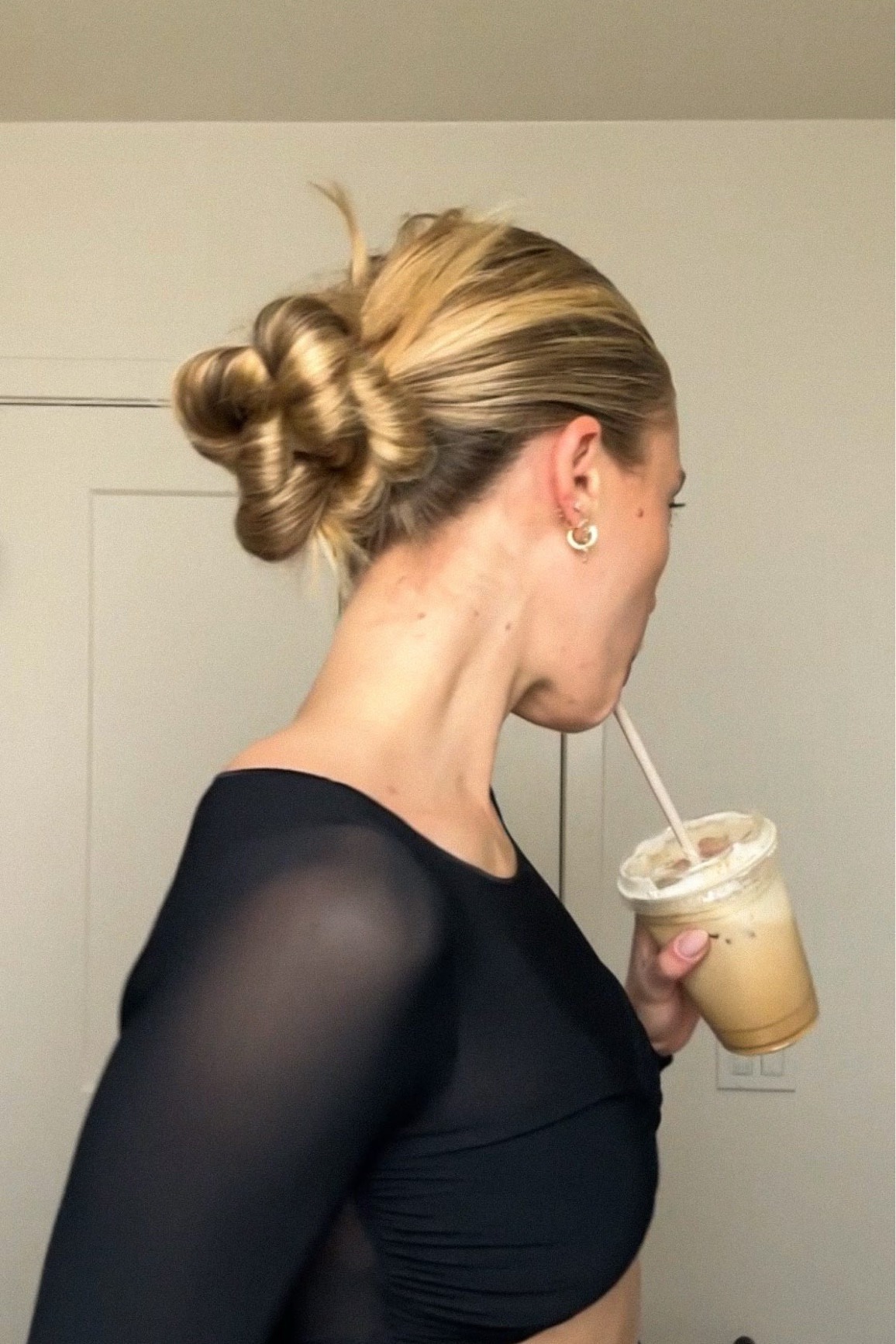A slick messy bun has never been easier 🎀 I’m honestly really bad at doing hair so this is my ‘idiot-proof’ hairstyle - perfect for weddings or a night out. Using a couple of products and no fancy hair tools necessary!
——
Gel @myceremonia 
Oil @gisou 
Spray @oribe