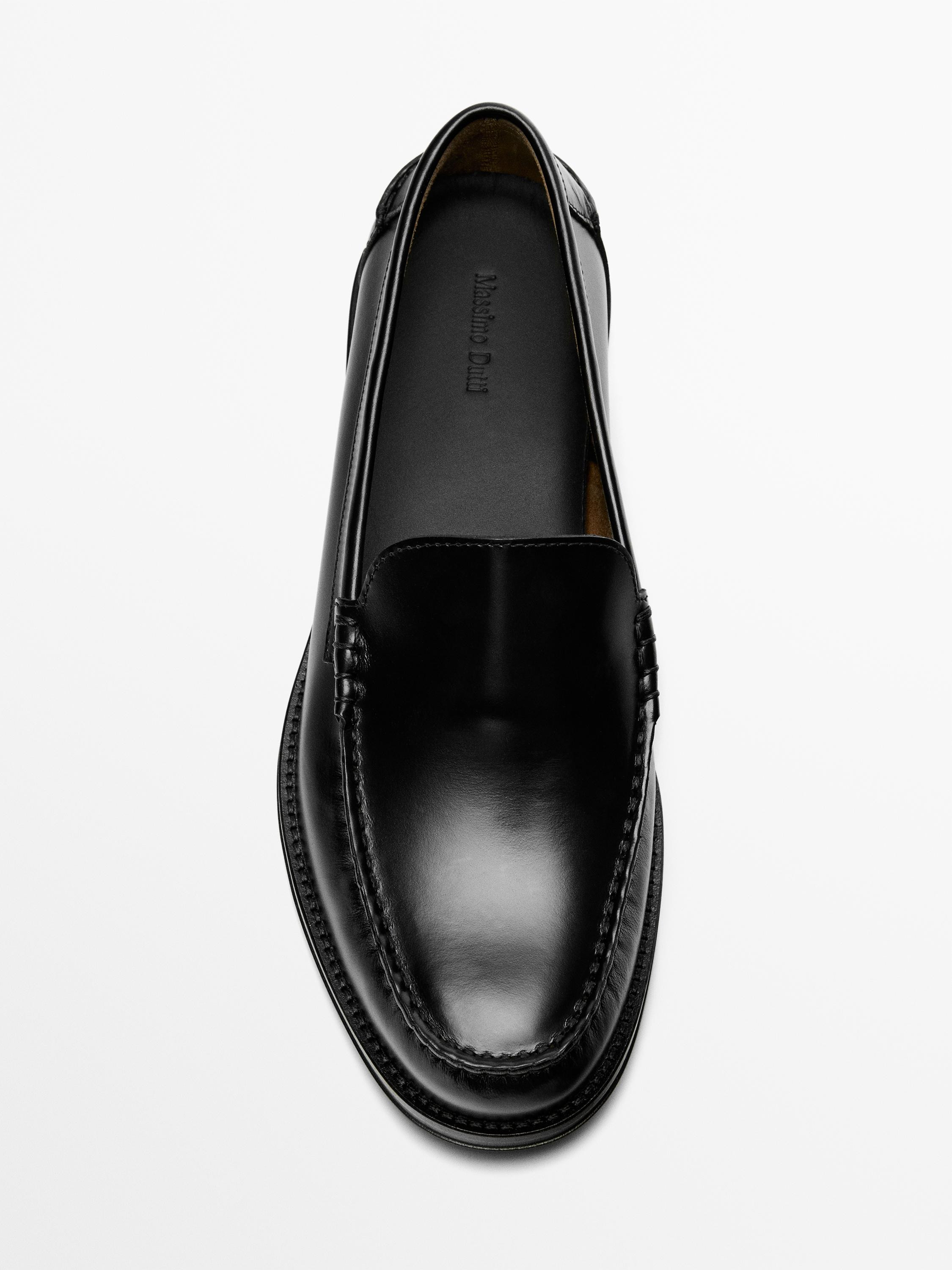 Made of cowhide leather. Glatter Schnitt mit Ton-in-Ton-Steppnähten. Innenfutter und Brandsohle ... | Massimo Dutti DE
